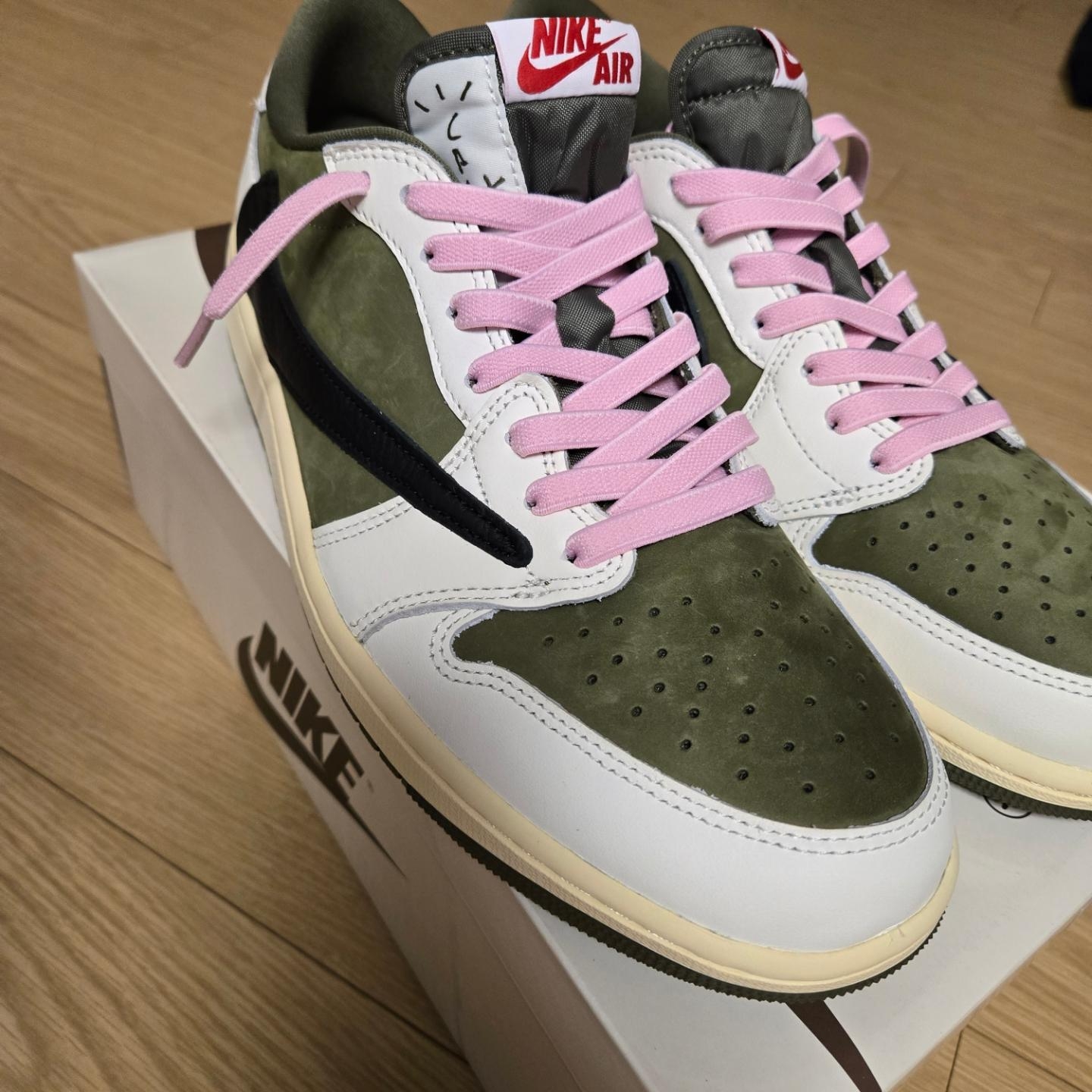 Jordan 1 x Travis Scott Retro Low OG SP Reverse Olive 착용 스타일