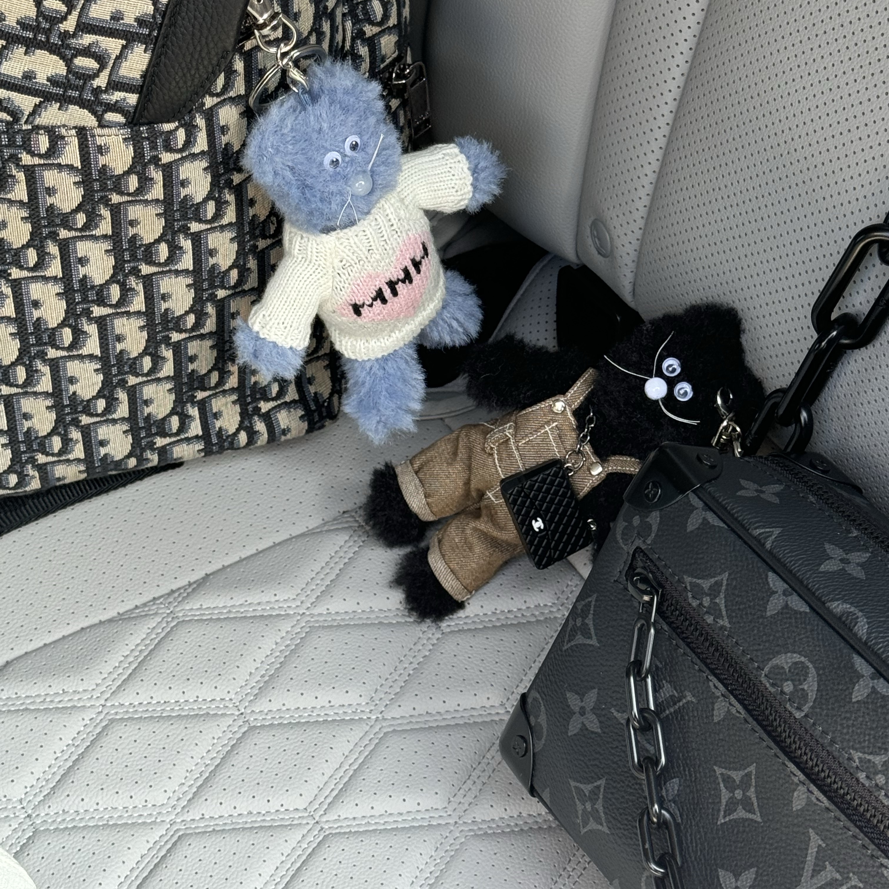 Monamhee x 10 Corso Como Bianco Keyring Black, Monamhee Love Flexy Keyring Blue 착용 스타일