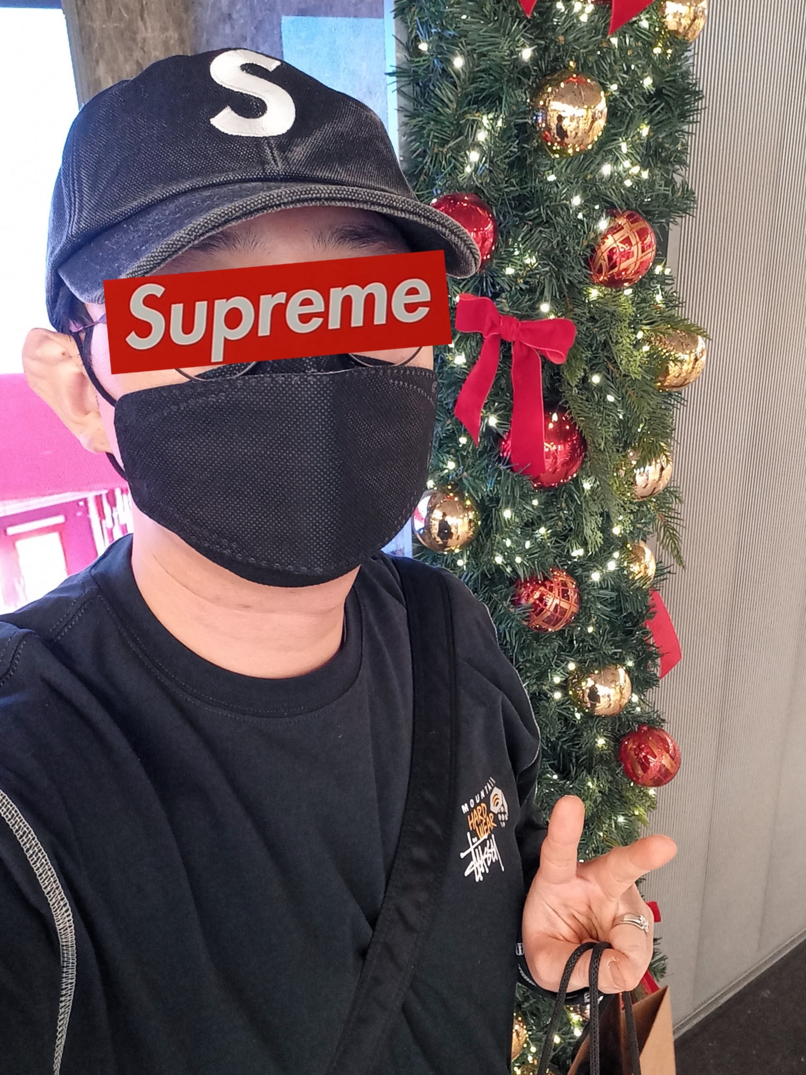 Supreme Pigment S Logo 6-Panel Black - 24FW, Stussy x Mountain Hardwear LS T-Shirt Stealth Grey 착용 스타일 - 1
