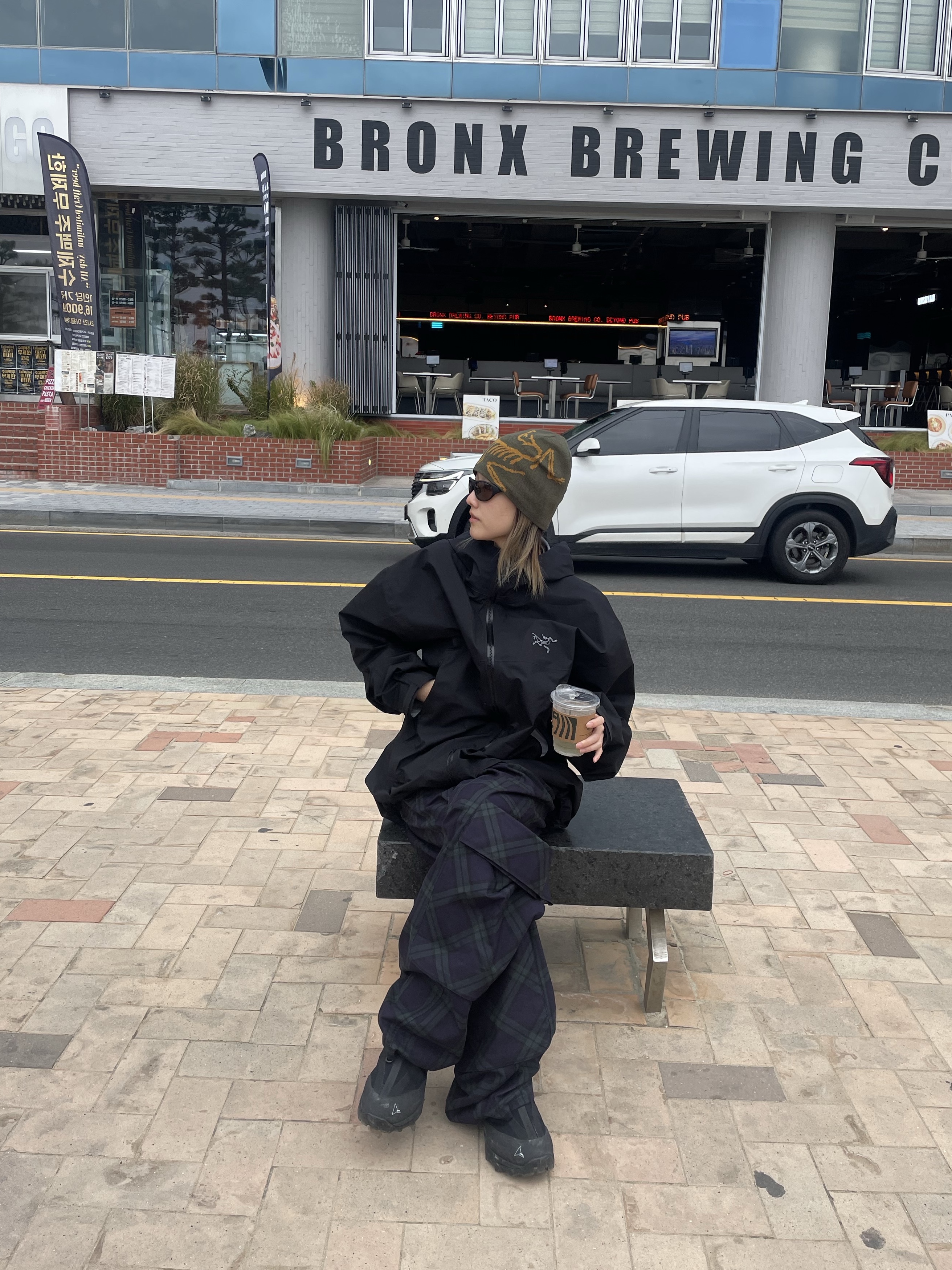 Arc'teryx Beta Jacket Black, Roa Hiking Teri Black 착용 스타일 - 1
