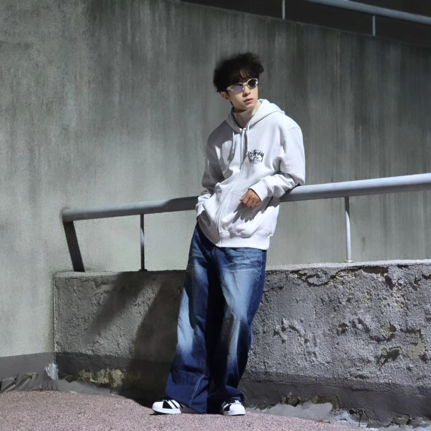 Stussy Stock DSM Ginza Zip Hoodie Ash Heather 2023, Adidas Superstar Supermodified Core Black Cloud White 착용 스타일 - 2