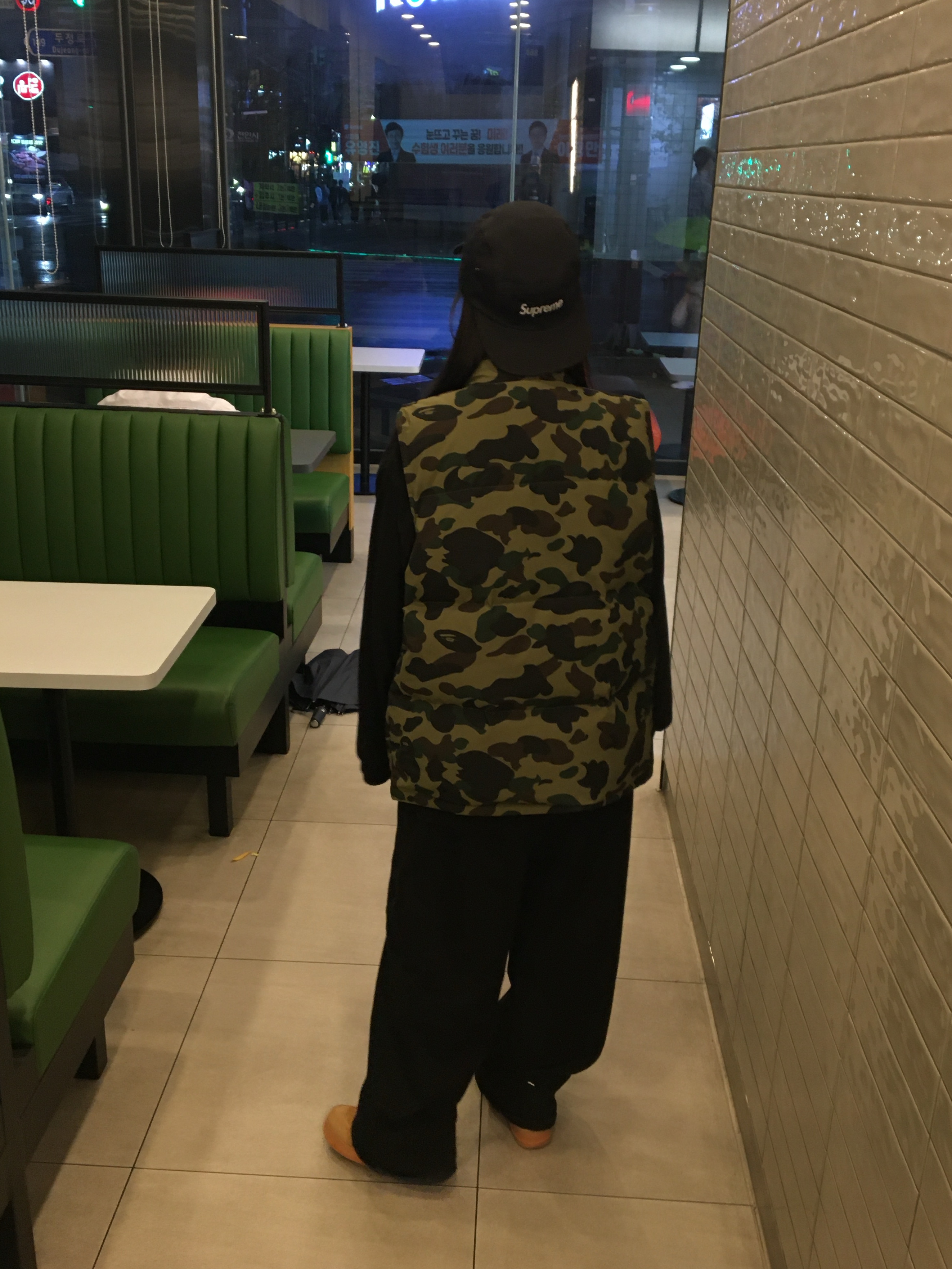 BAPE 1st Camo Reversible Down Vest Green, Nike Air Force 1 '07 WB Flax 착용 스타일 - 4