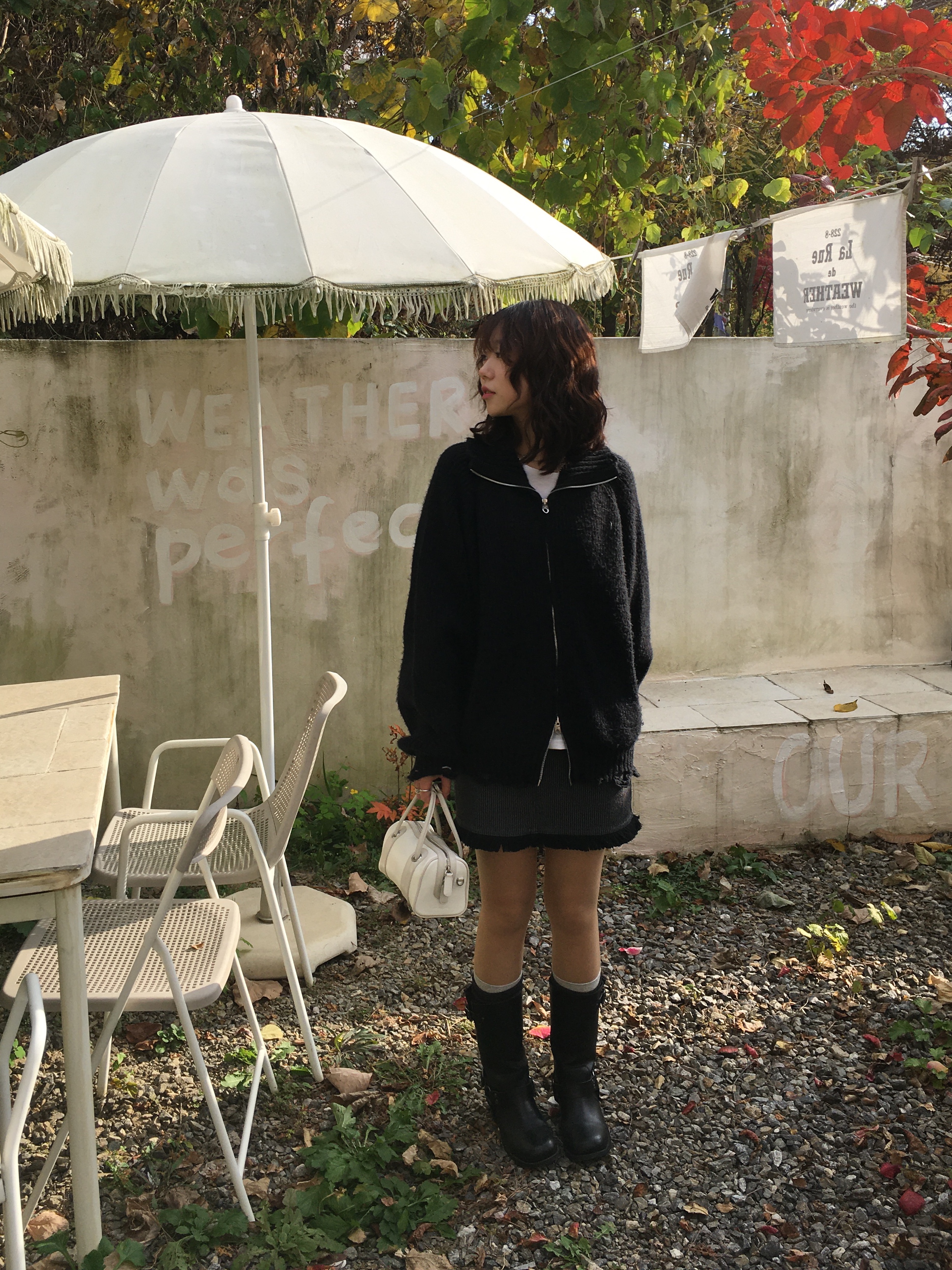 APOA Rueda Mini Bag Off White 착용 스타일 - 1
