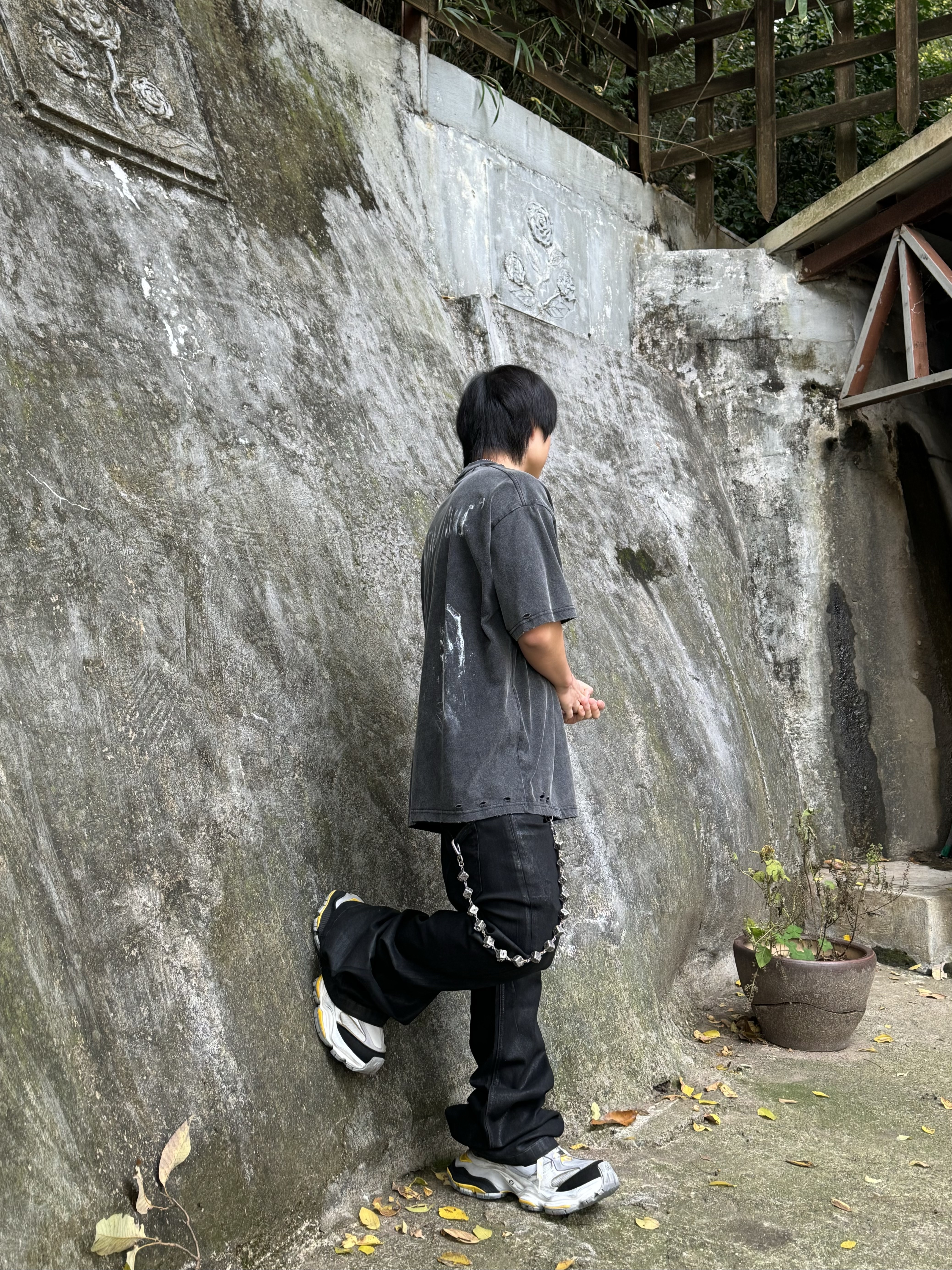 Awende Flare Denim Wax Jeans, Balenciaga Cargo Sneakers Grey Black Yellow 착용 스타일 - 3