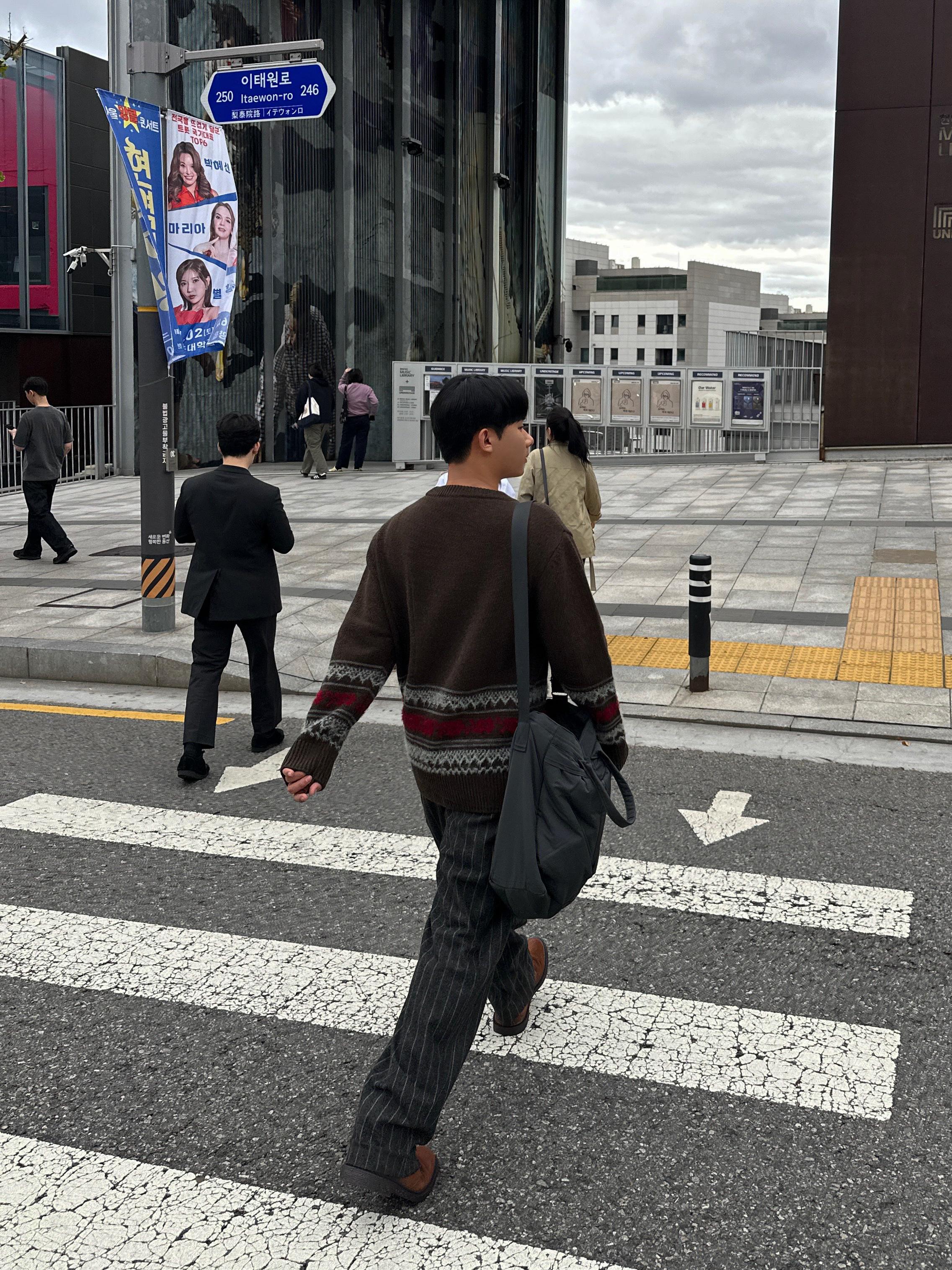 Uniqlo 2-Way Utility Bag Gray 착용 스타일 - 1