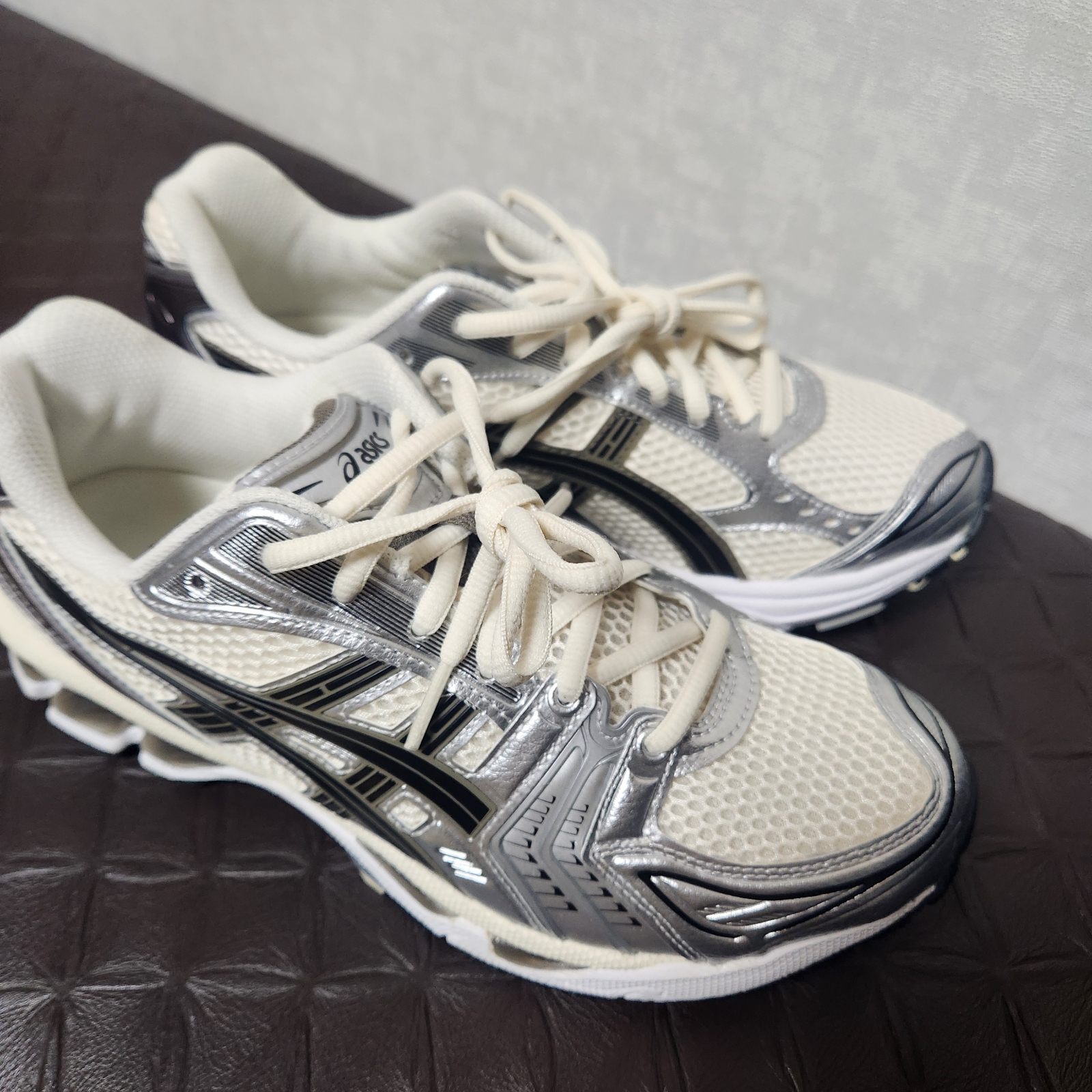 Asics Gel-Kayano 14 Cream Black 착용 스타일