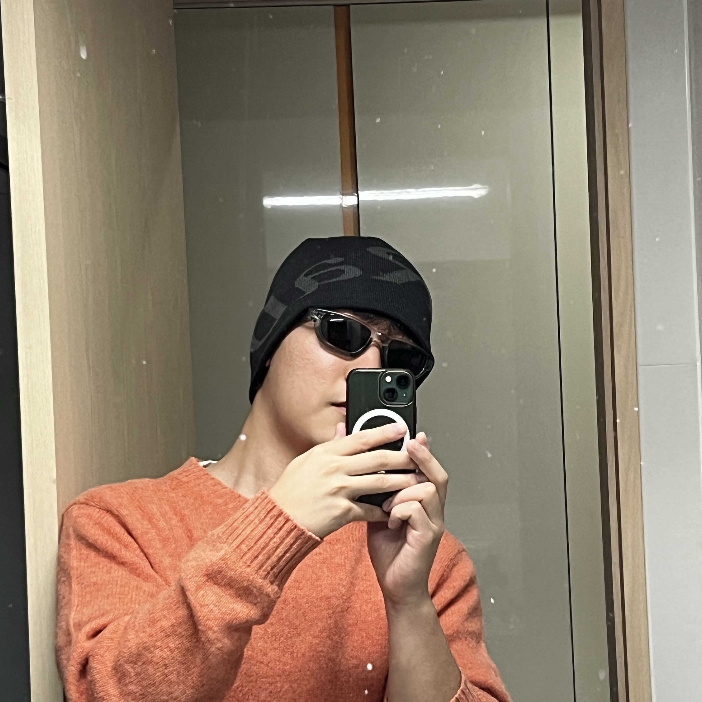 Rab Logo Beanie Anthracite Granite 착용 스타일