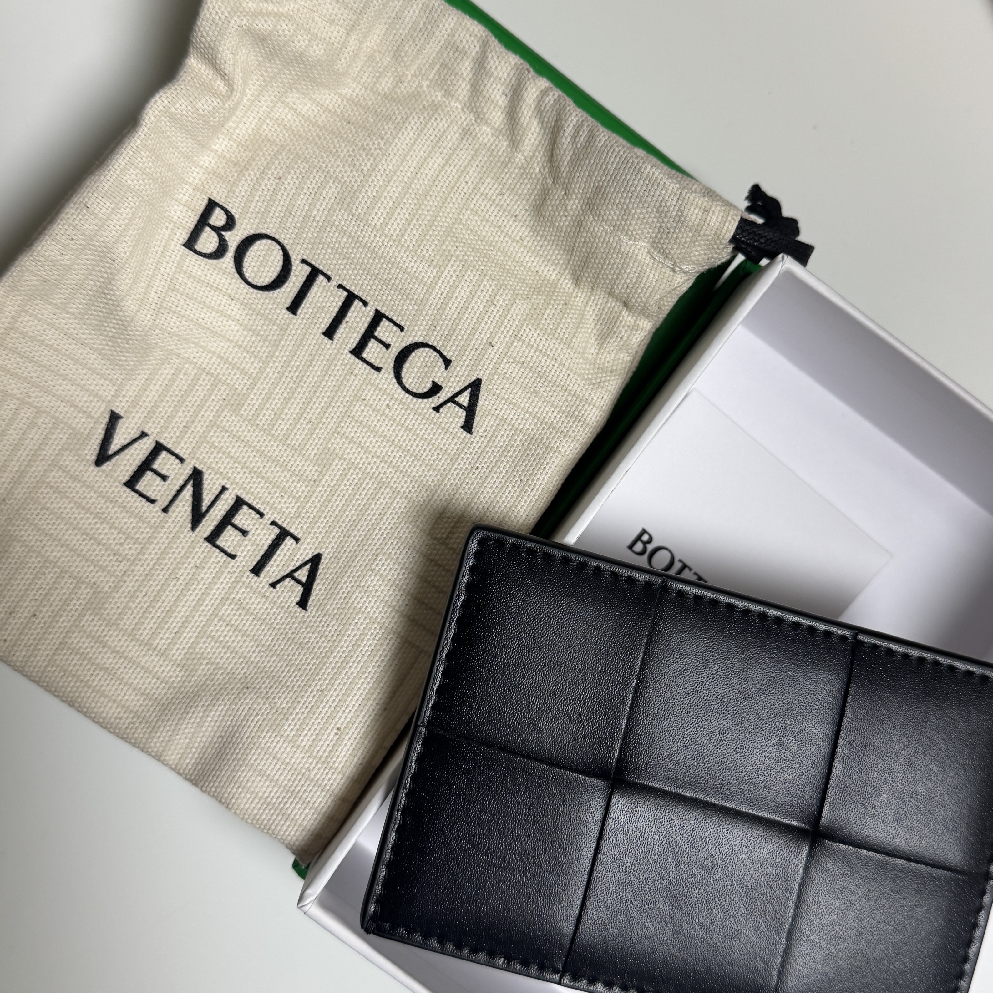 Bottega Veneta Credit Card Case Calfskin Black 착용 스타일