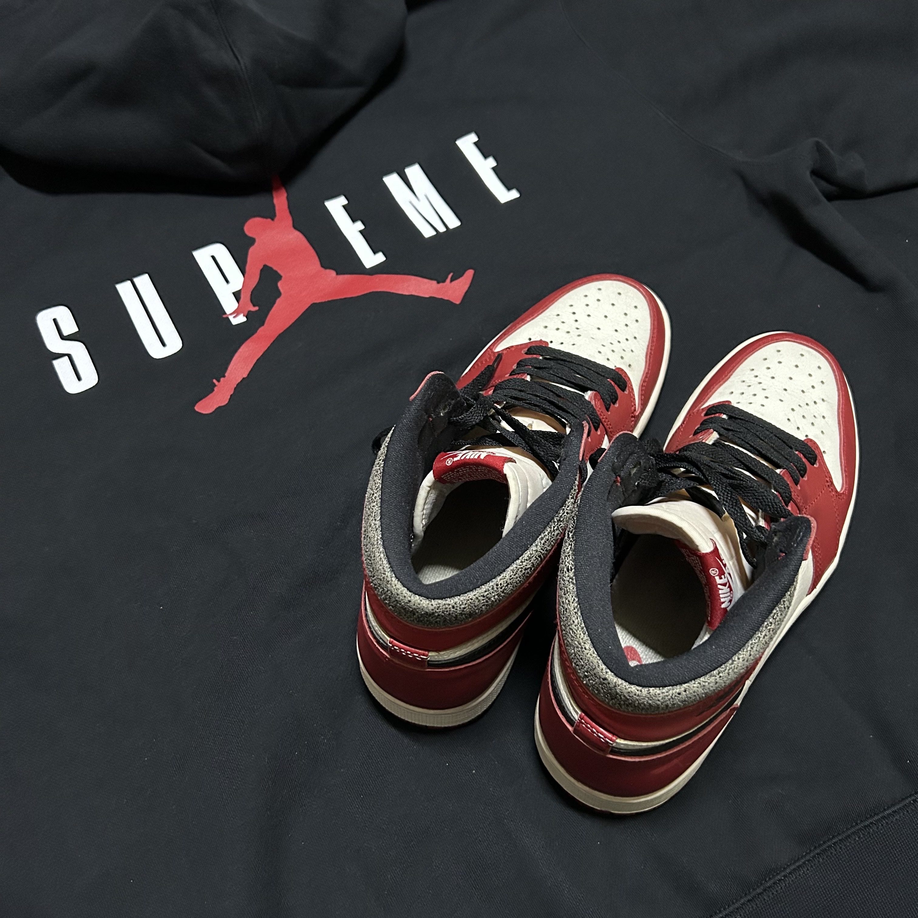 Supreme x Jordan Hooded Sweatshirt Black - 24FW, Jordan 1 Retro High OG Chicago 2022 착용 스타일 - 1