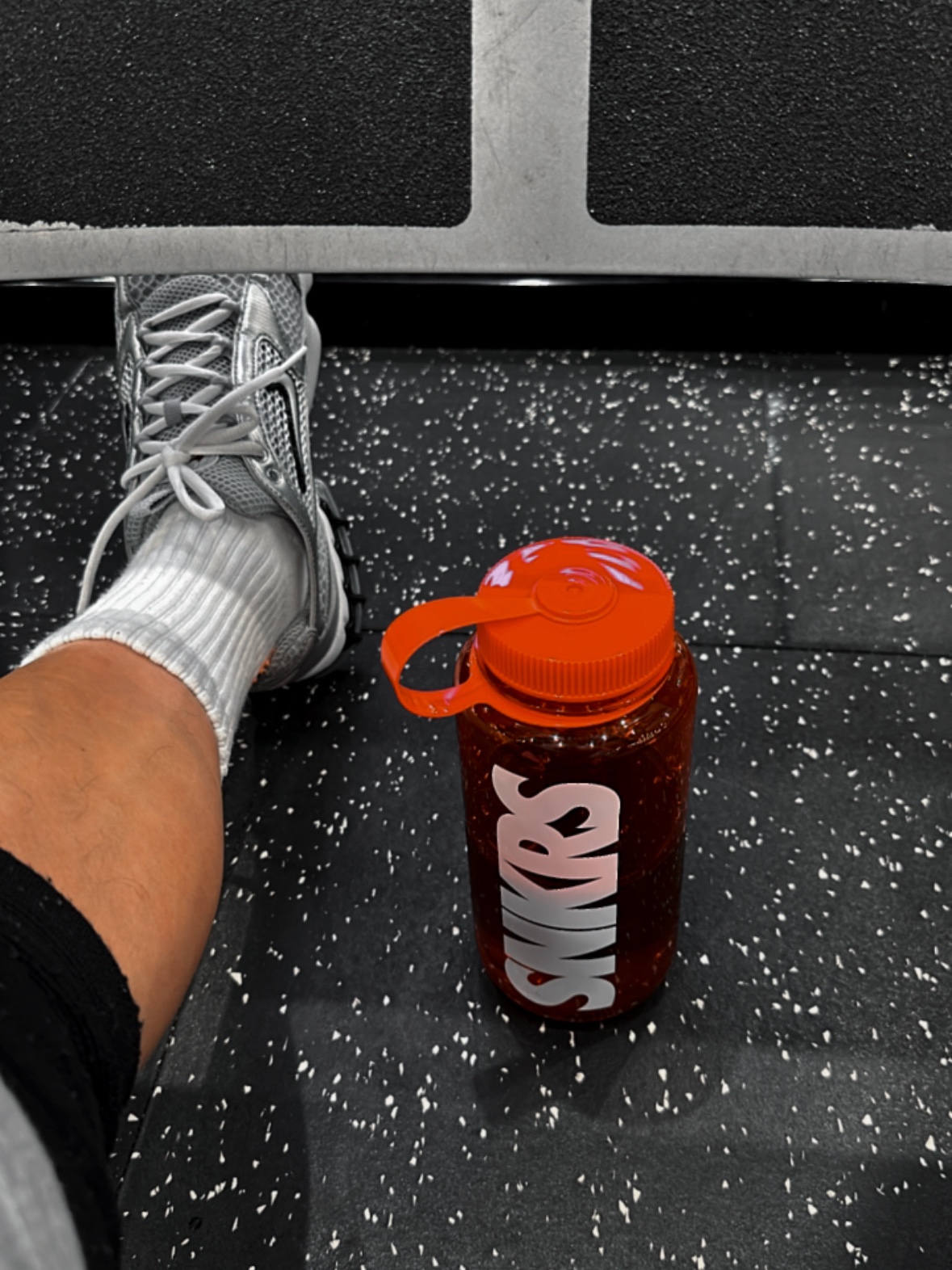 Nike SNKRS Water Bottle 0.9L Red 착용 스타일 - 1