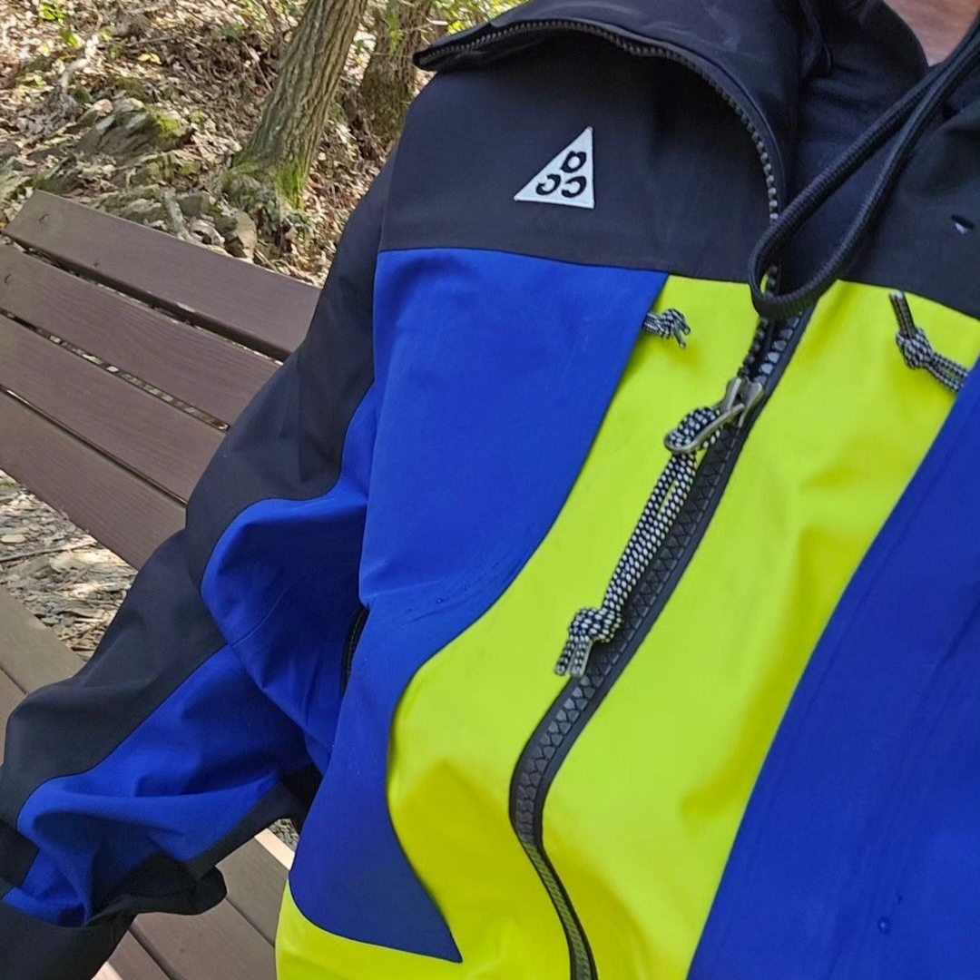 Nike ACG Gore-Tex Misery Ridge Jacket Deep Royal Blue Cyber - US/EU, Nike ACG Bucket Hat Gridiron Black 착용 스타일 - 1
