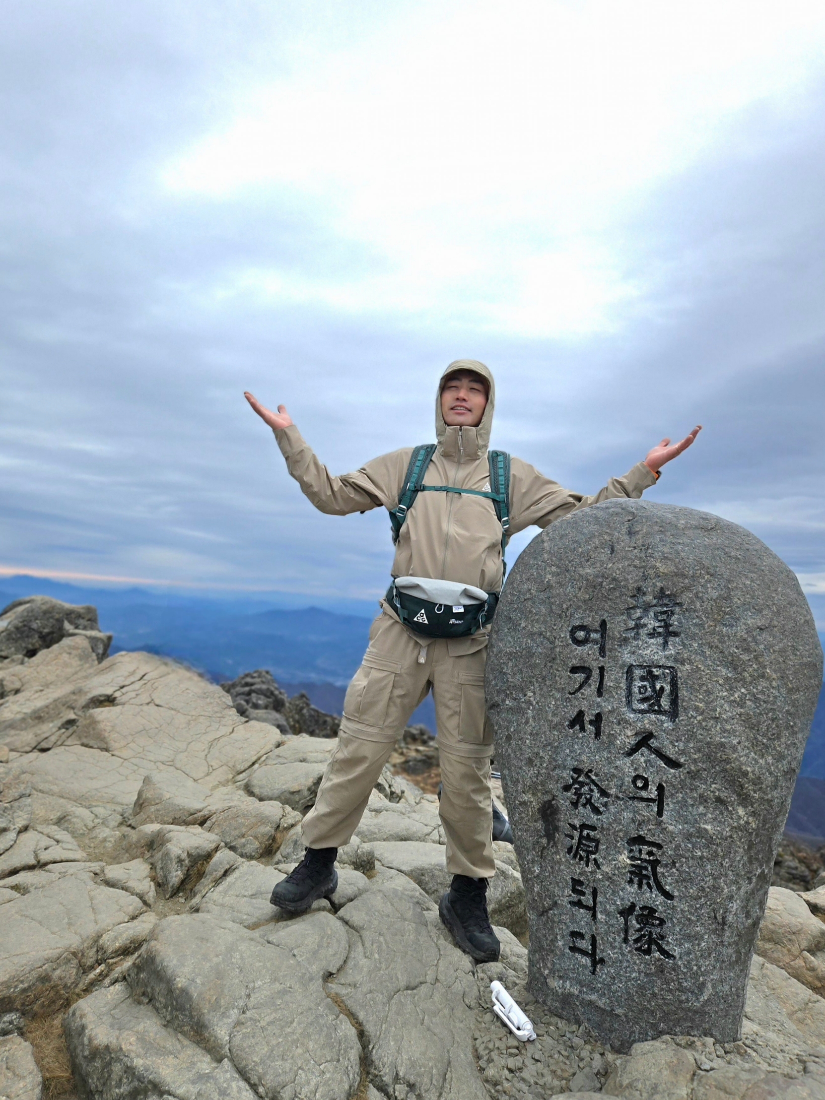 Nike ACG Smith Summit Cargo Pants Khaki Iron Ore - Asia, Nike ACG Sun Farer Jacket Khaki Summit White - Asia 착용 스타일