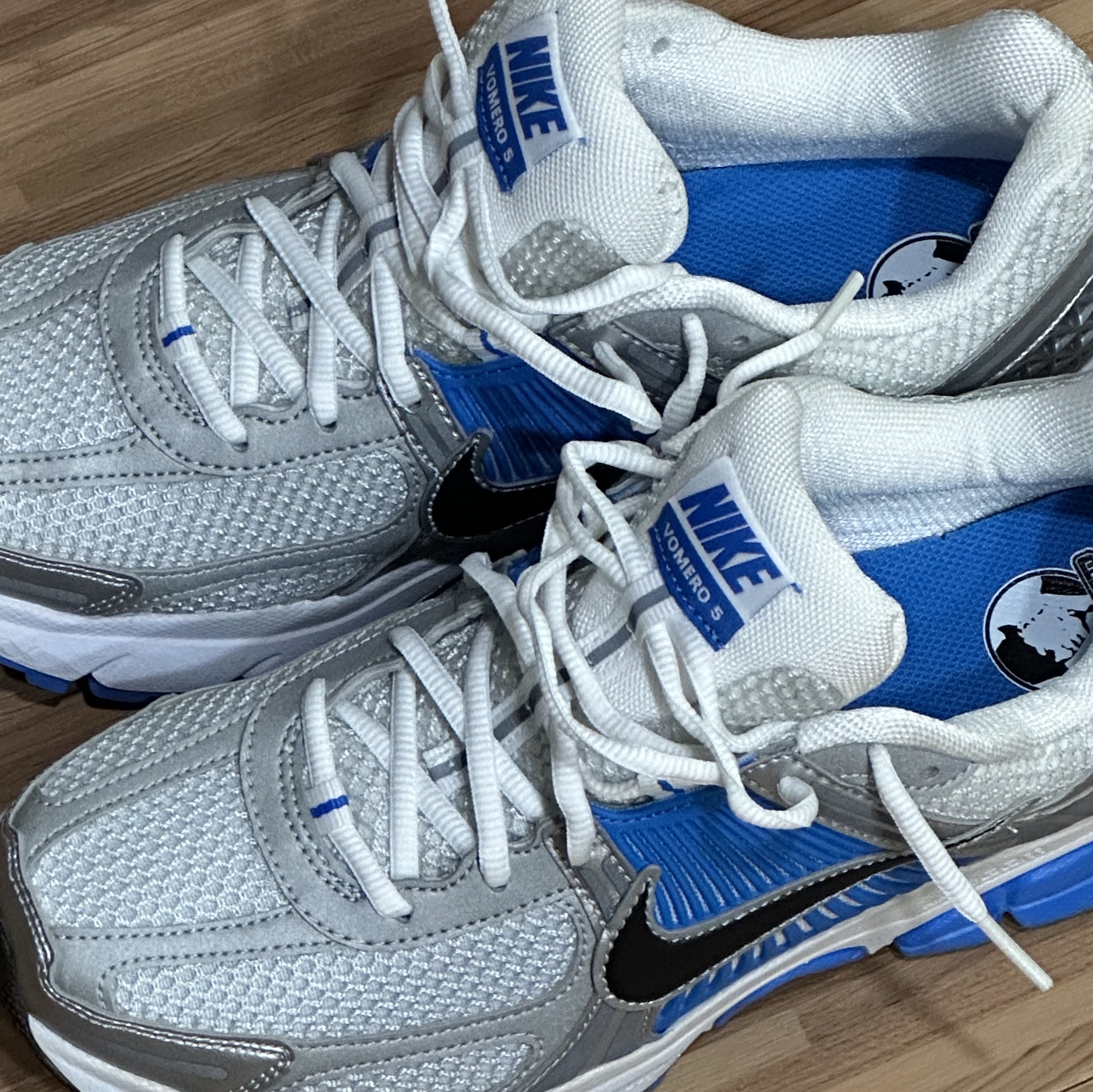 Nike Zoom Vomero 5 Metallic Silver Photo Blue 착용 스타일