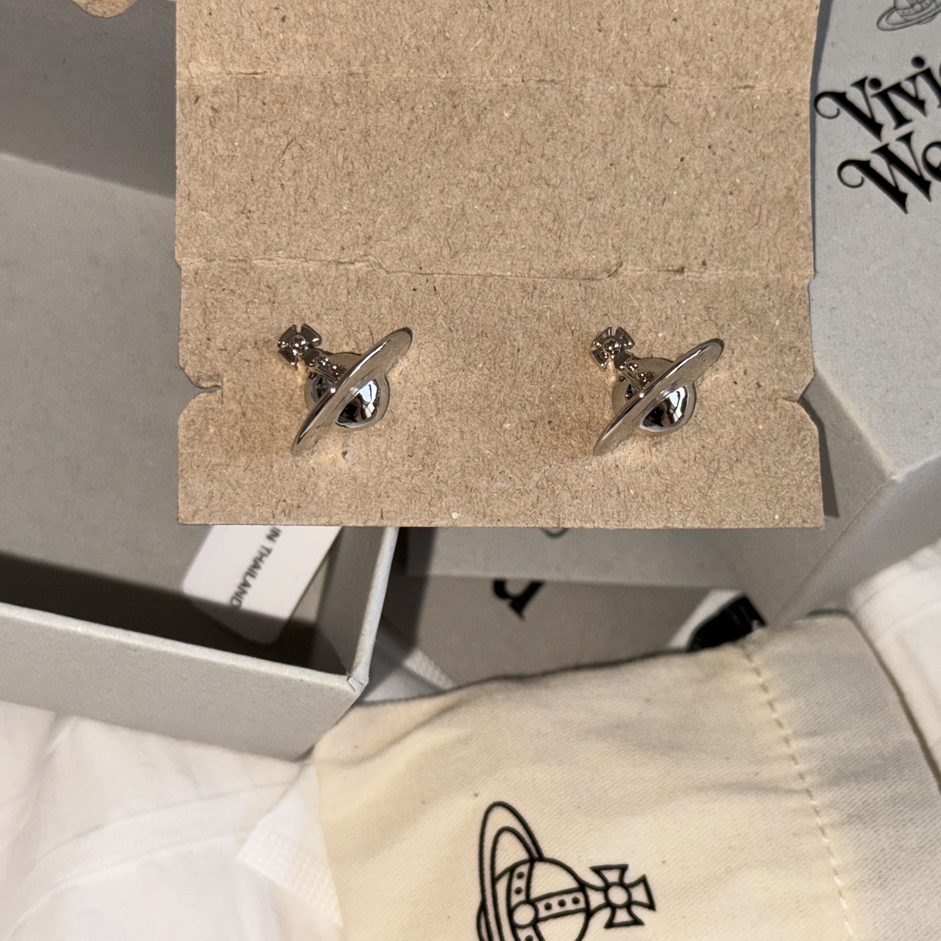 (W) Vivienne Westwood Solid Orb Earrings Silver 착용 스타일 - 1