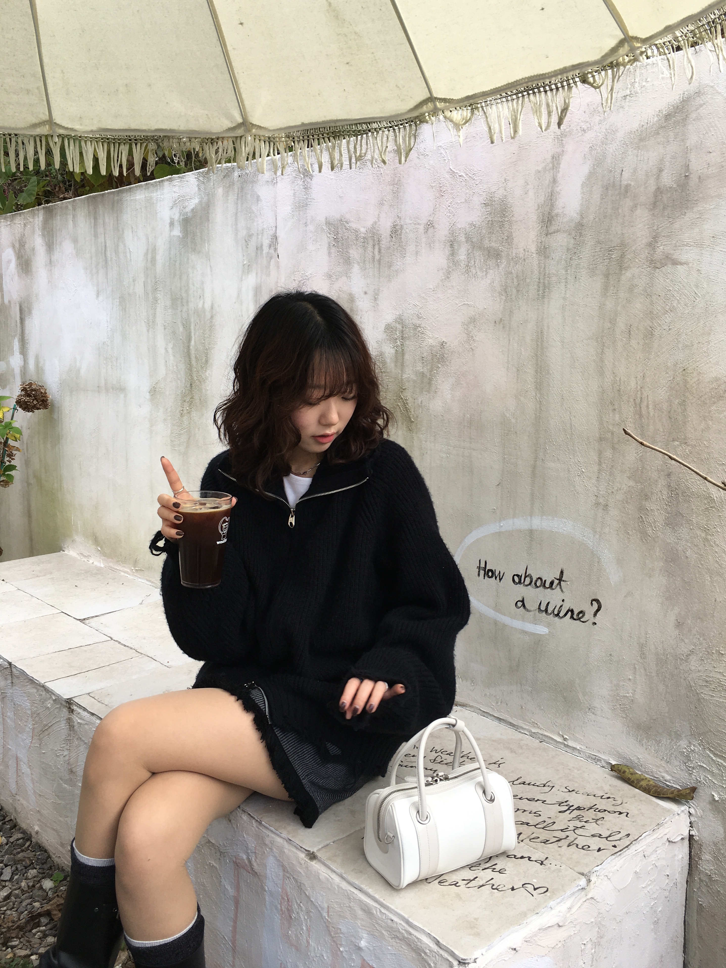 APOA Rueda Mini Bag Off White 착용 스타일 - 4