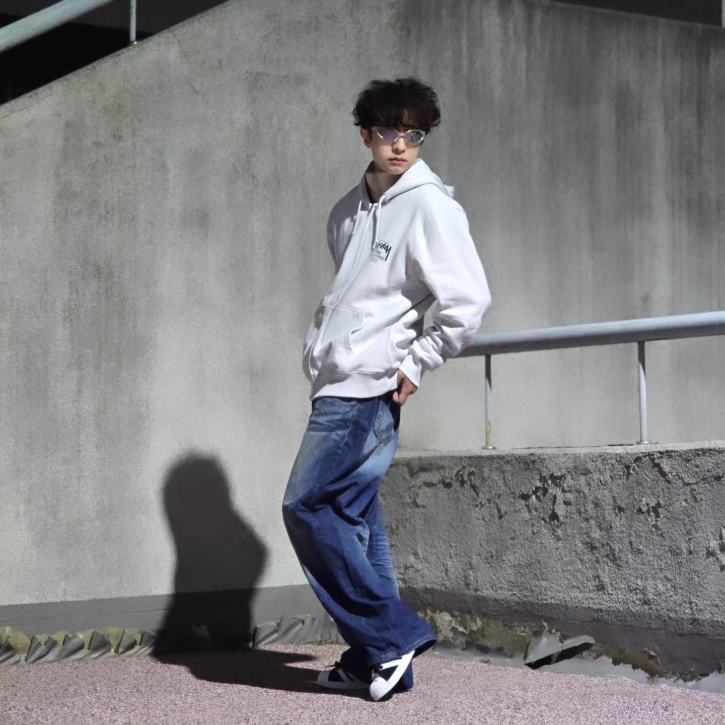 Stussy Stock DSM Ginza Zip Hoodie Ash Heather 2023, Adidas Superstar Supermodified Core Black Cloud White 착용 스타일 - 7