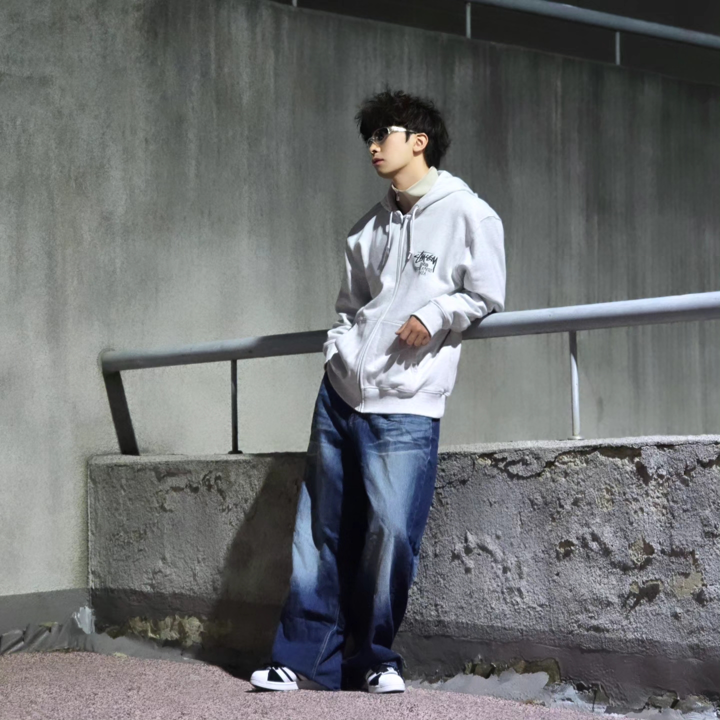 Stussy Stock DSM Ginza Zip Hoodie Ash Heather 2023, Adidas Superstar Supermodified Core Black Cloud White 착용 스타일 - 3