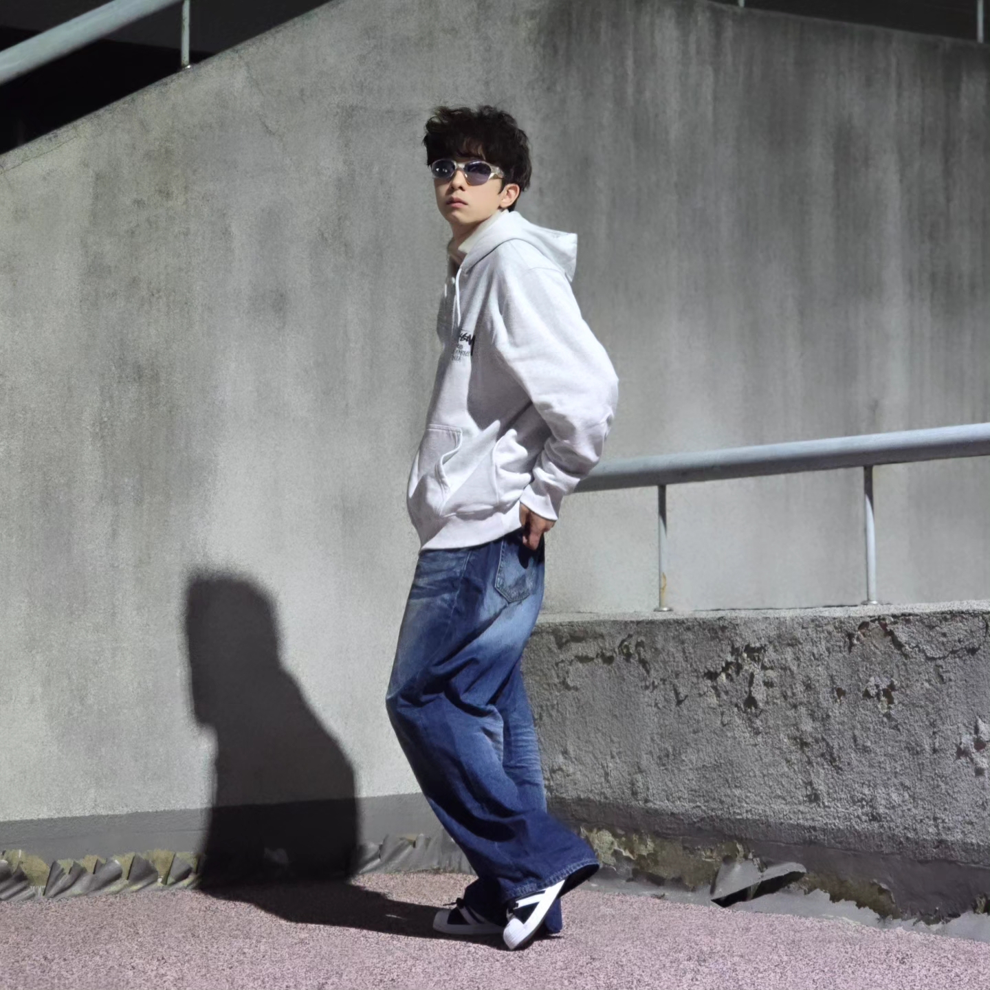 Stussy Stock DSM Ginza Zip Hoodie Ash Heather 2023, Adidas Superstar Supermodified Core Black Cloud White 착용 스타일 - 5