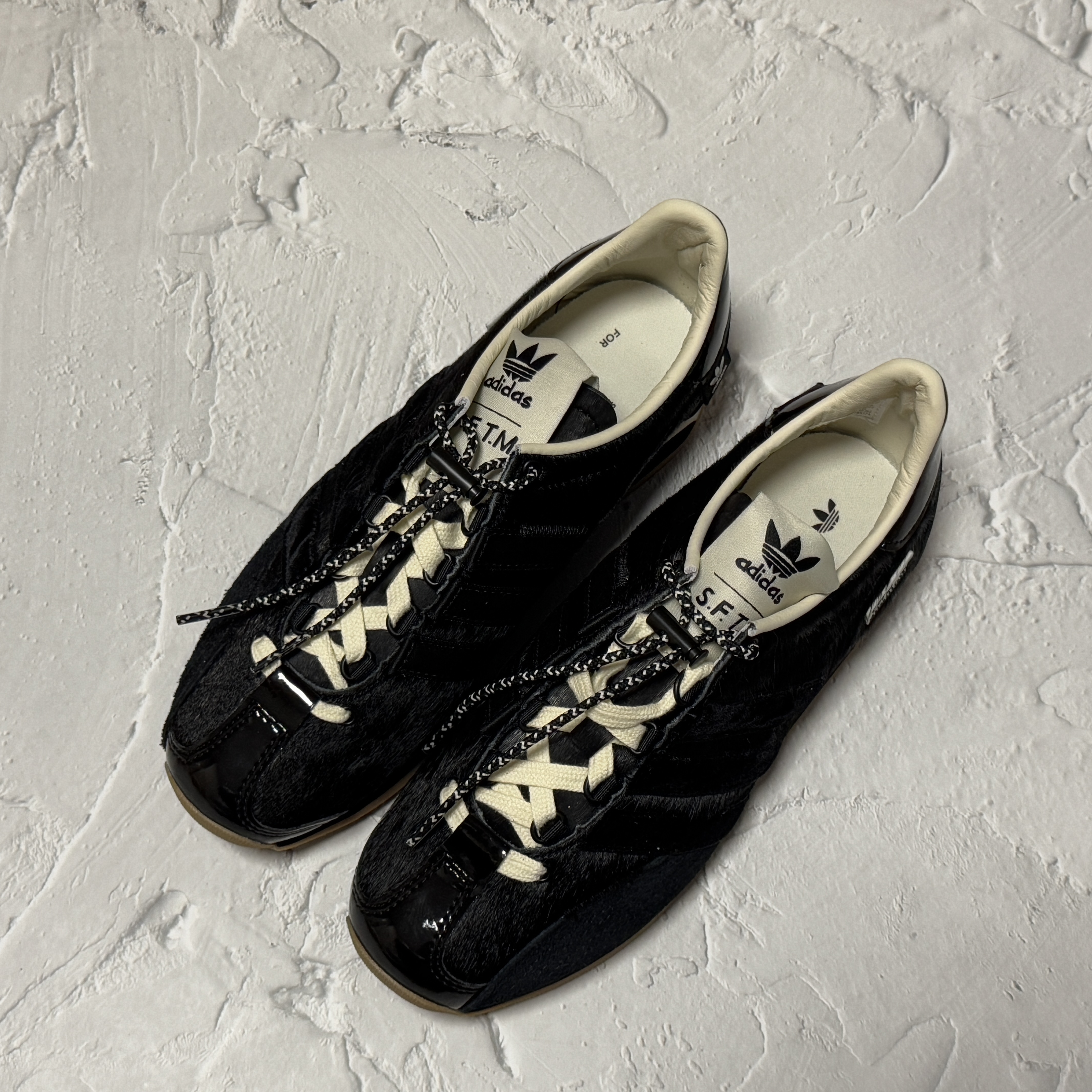 Adidas x Song for the Mute Country OG Core Black Cream White 착용 스타일