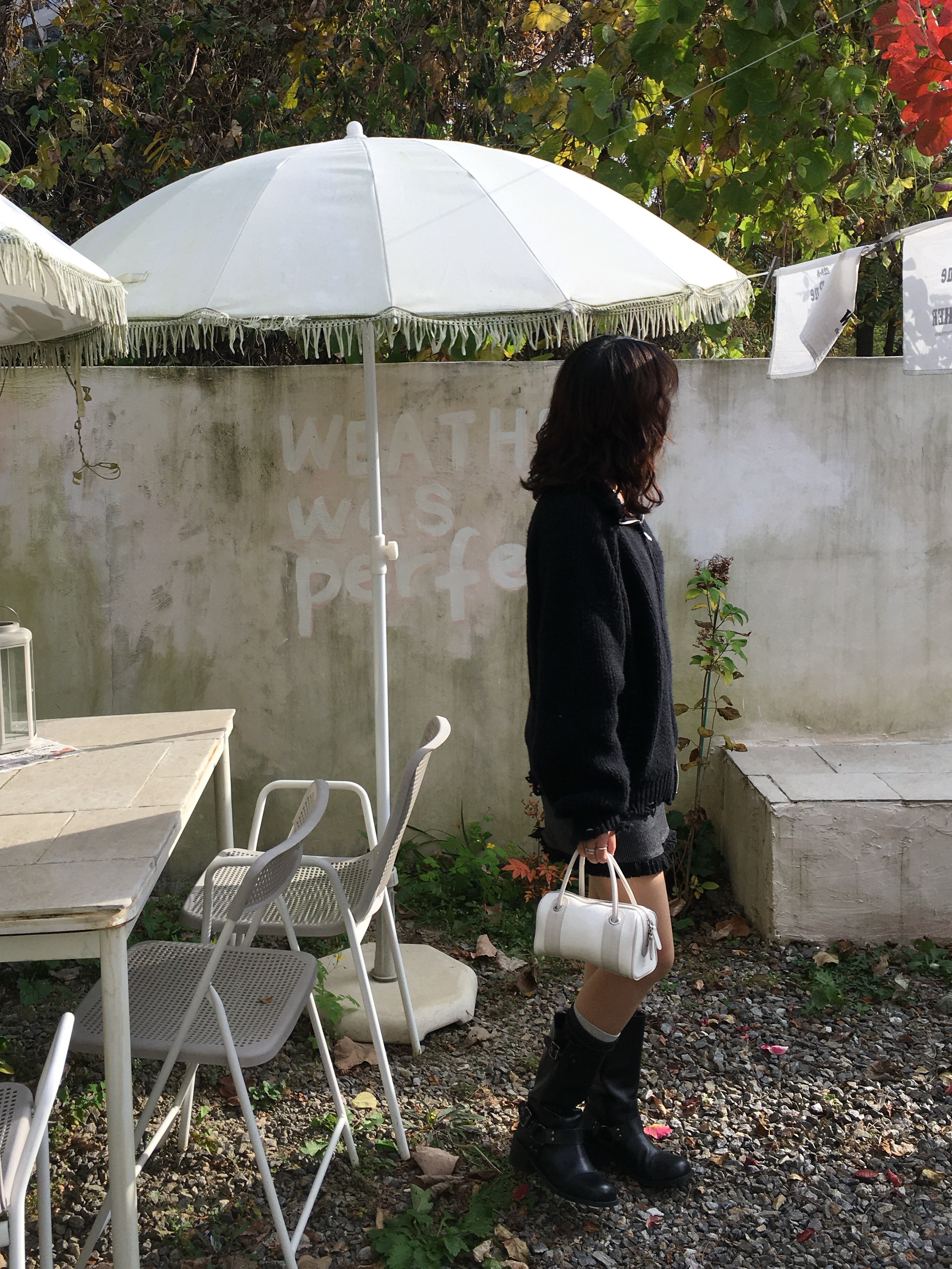 APOA Rueda Mini Bag Off White 착용 스타일 - 3