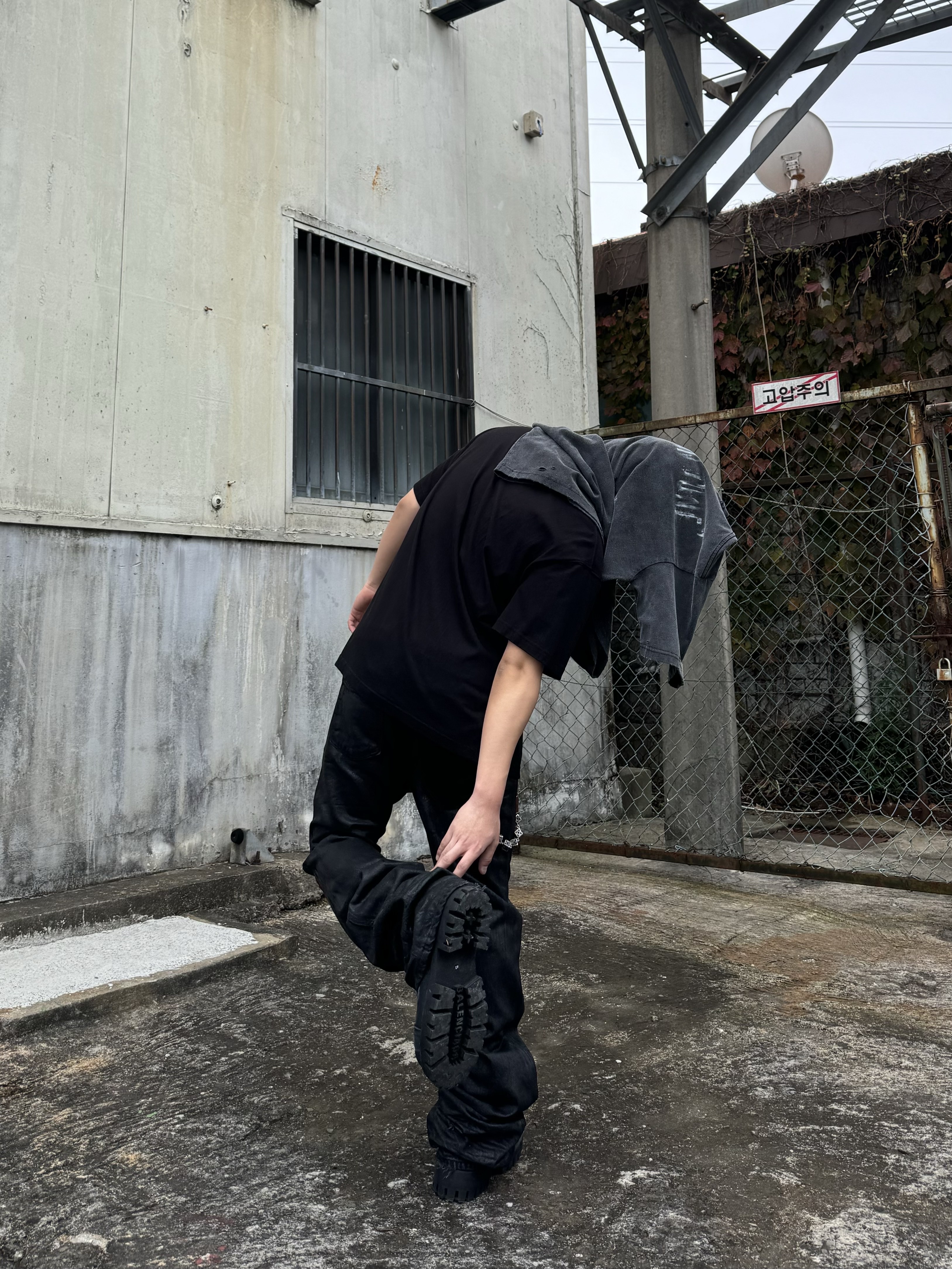 Balenciaga Combat Strike 20mm Boots Black, Undermycar x Emostanceclub Emoun Destroyed Cowhide Suede Red Stitch Denim Toreador - 23FW 착용 스타일 - 5