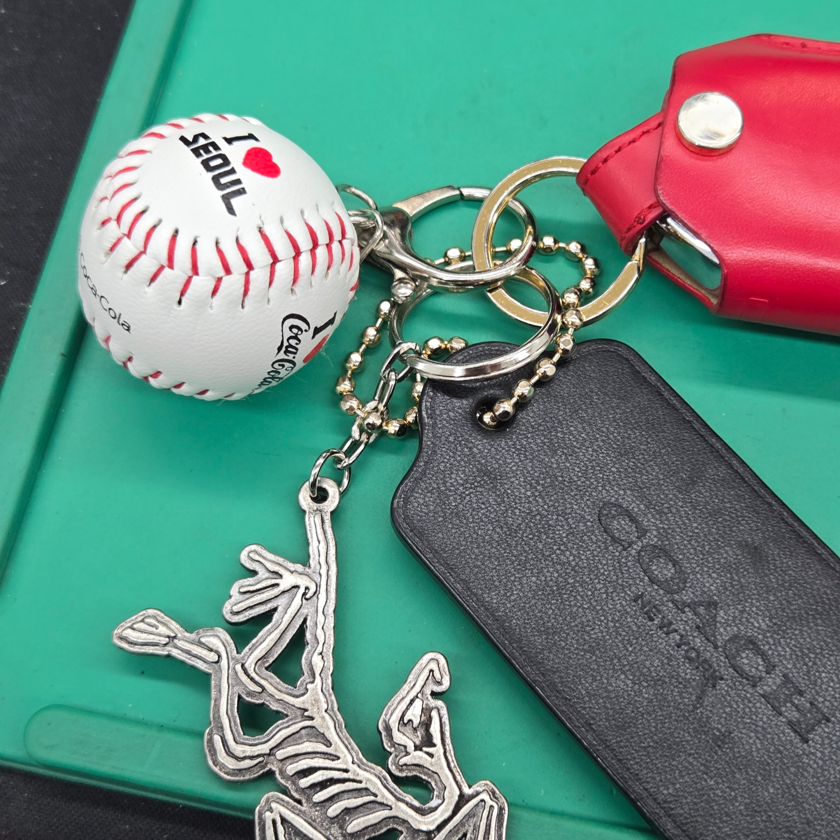 Arc'teryx Keyring Metal 착용 스타일
