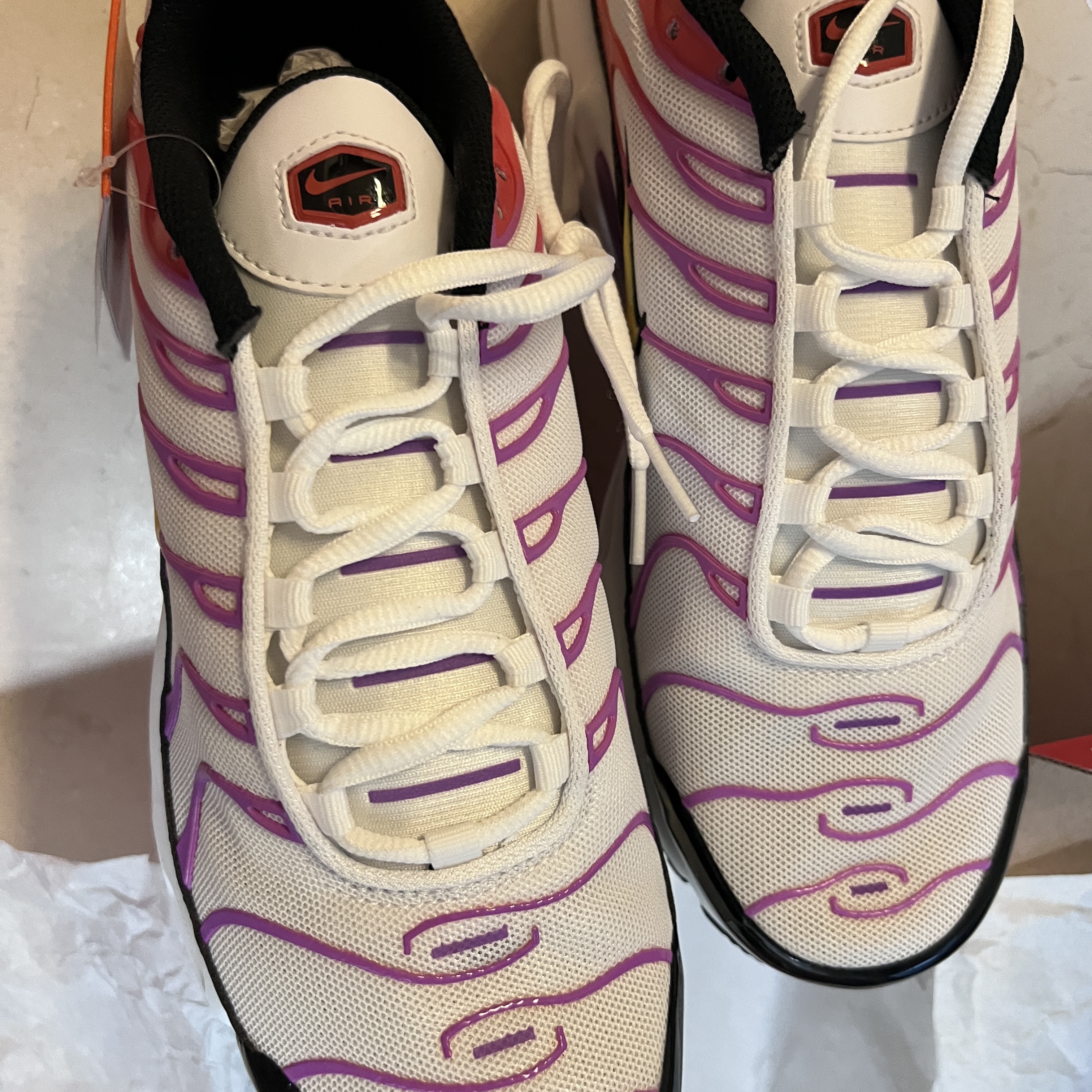 (W) Nike Air Max Plus White Red 착용 스타일