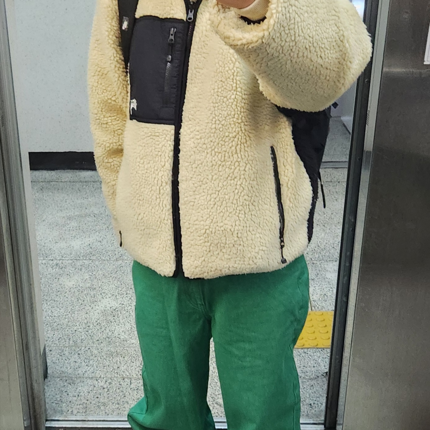 Stussy 8 Ball Sherpa Jacket Natural 착용 스타일