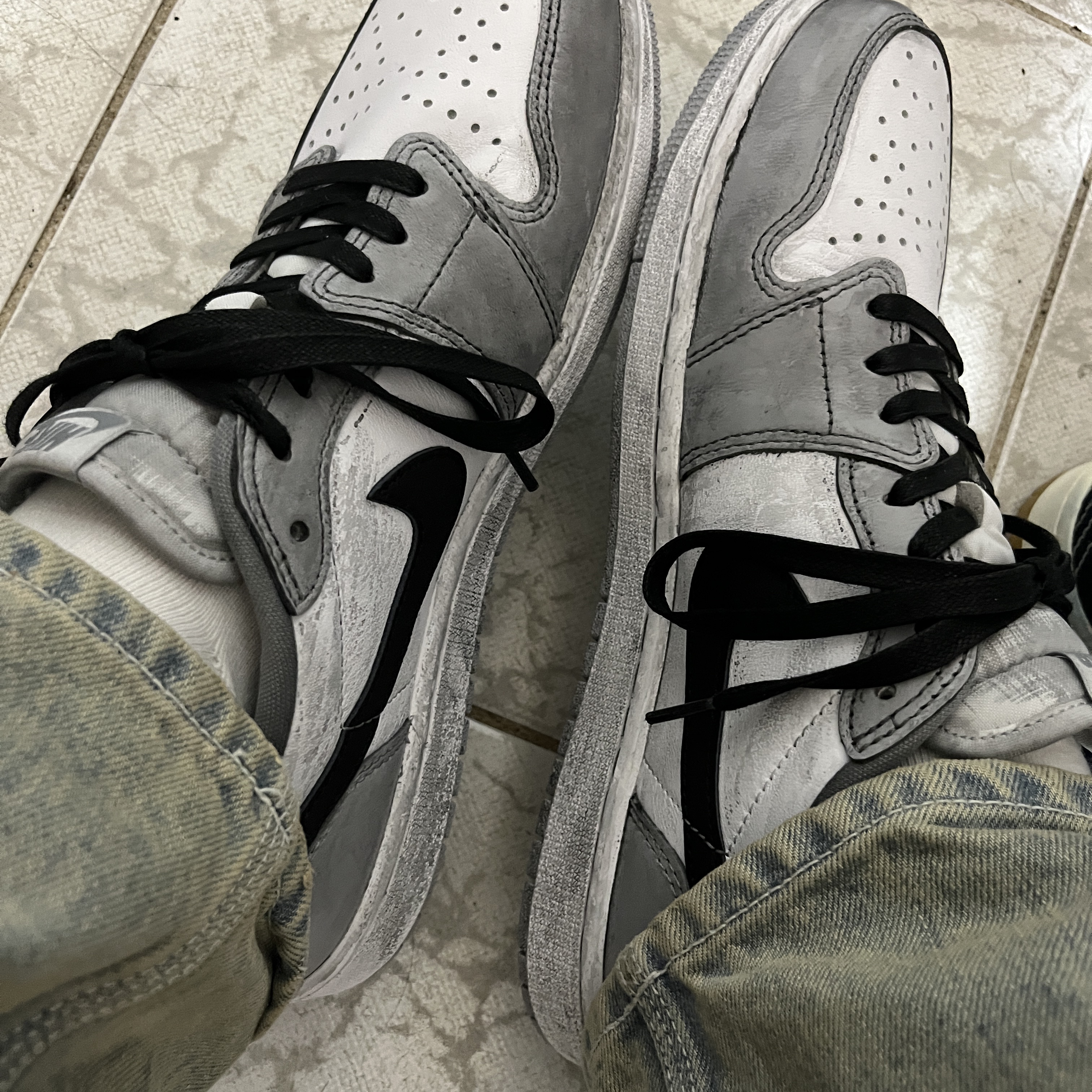 Jordan 1 Retro Low OG Wolf Grey and White 착용 스타일 - 3