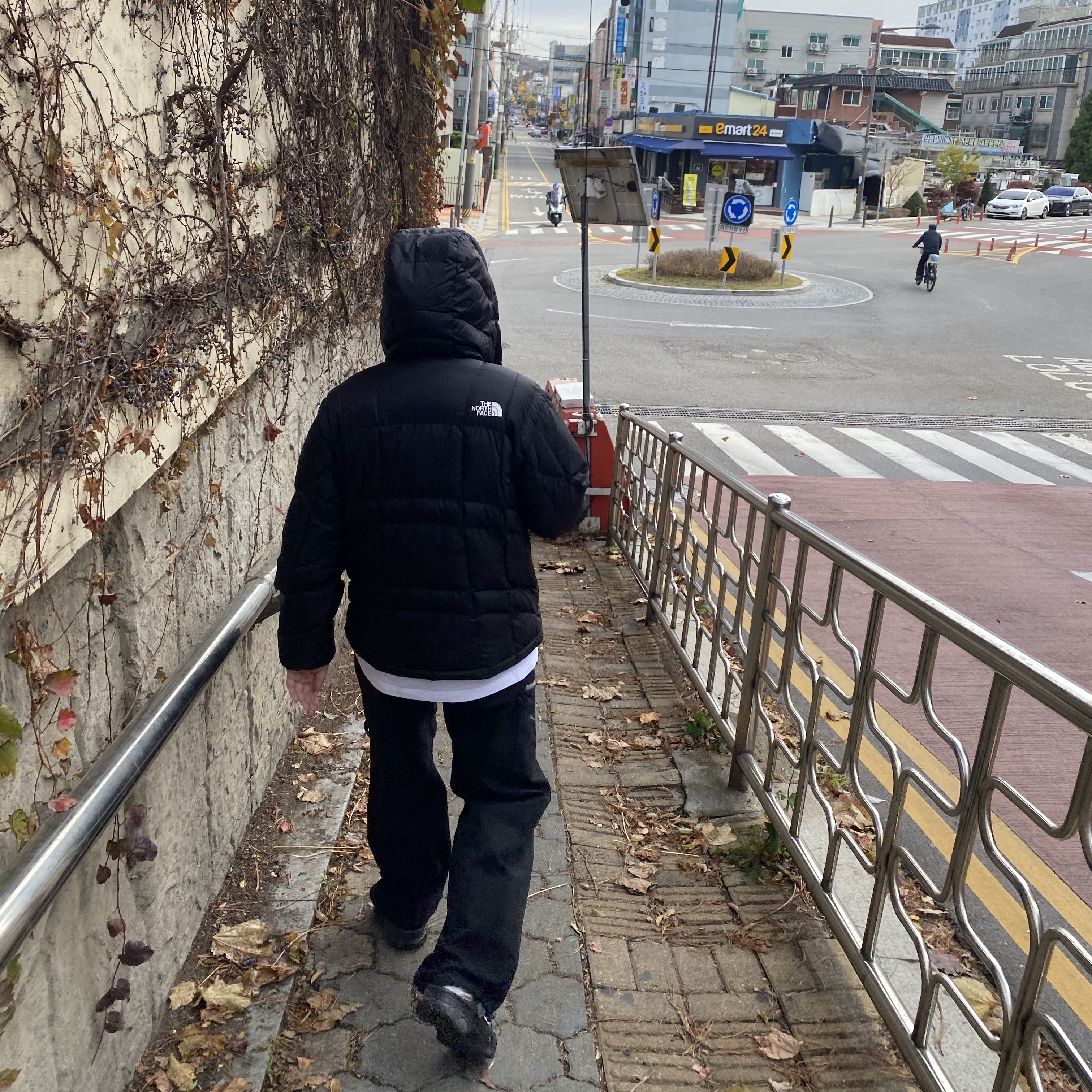 (W) Mischief Drawstring Pants Black 착용 스타일