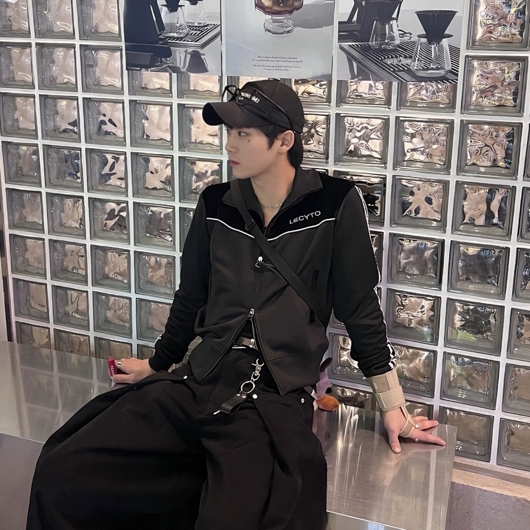 Wooyoungmi Embroidered Ball Cap Black, Maison Mihara Yasuhiro Blakey OG Sole Canvas Low-top Sneakers Black White 착용 스타일