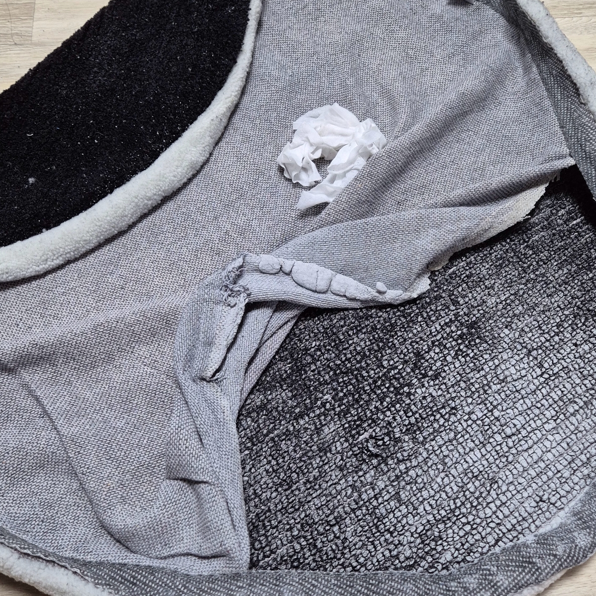 Stussy 8 Ball Rug Black 착용 스타일