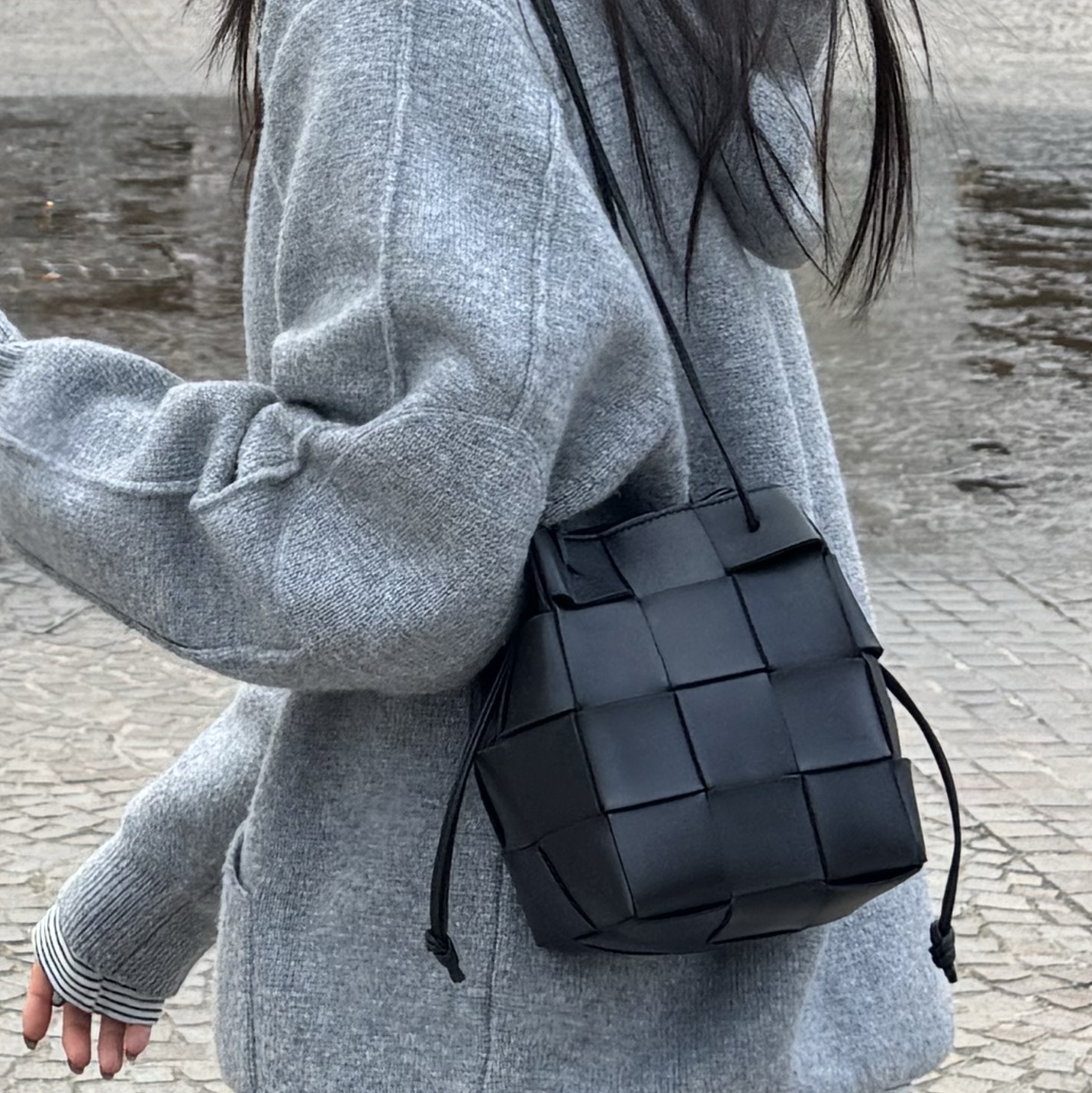 Bottega Veneta Small Leather Cassette Bucket Bag Black 착용 스타일