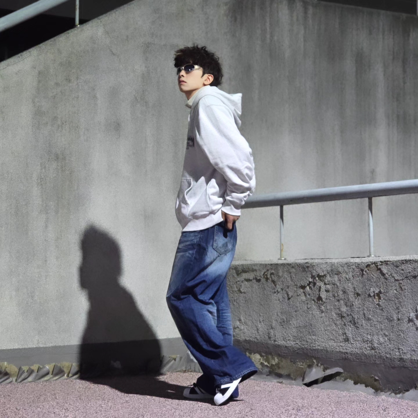 Stussy Stock DSM Ginza Zip Hoodie Ash Heather 2023, Adidas Superstar Supermodified Core Black Cloud White 착용 스타일 - 4