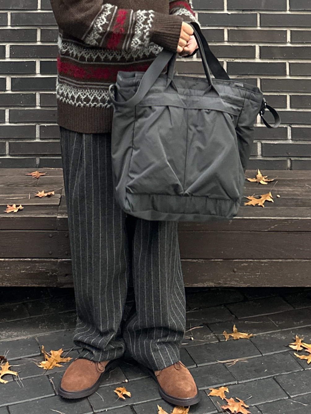 Uniqlo 2-Way Utility Bag Gray 착용 스타일 - 3