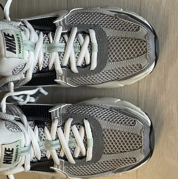 (W) Nike Zoom Vomero 5 Cobblestone and Flat Pewter 착용 스타일