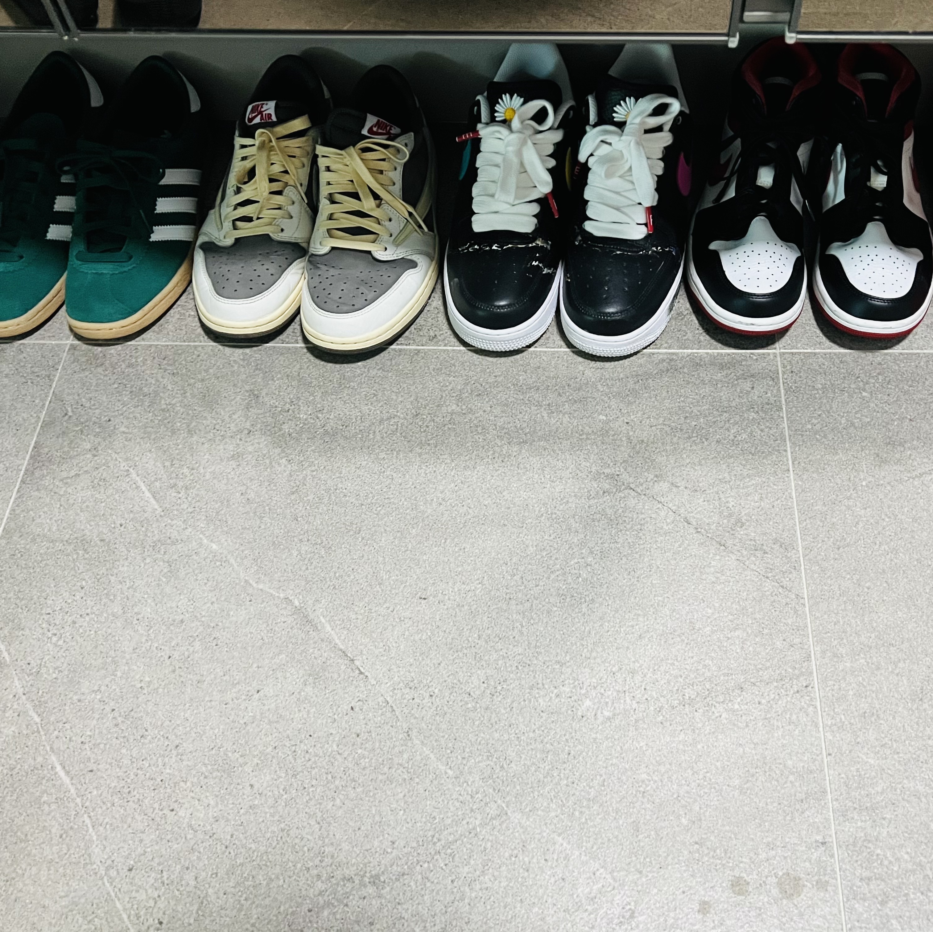 Nike x Peaceminusone Air Force 1 Low Para-Noise 3.0 Black and Multicolor, Jordan 1 x Travis Scott Retro Low OG SP Sail and Ridgerock 착용 스타일