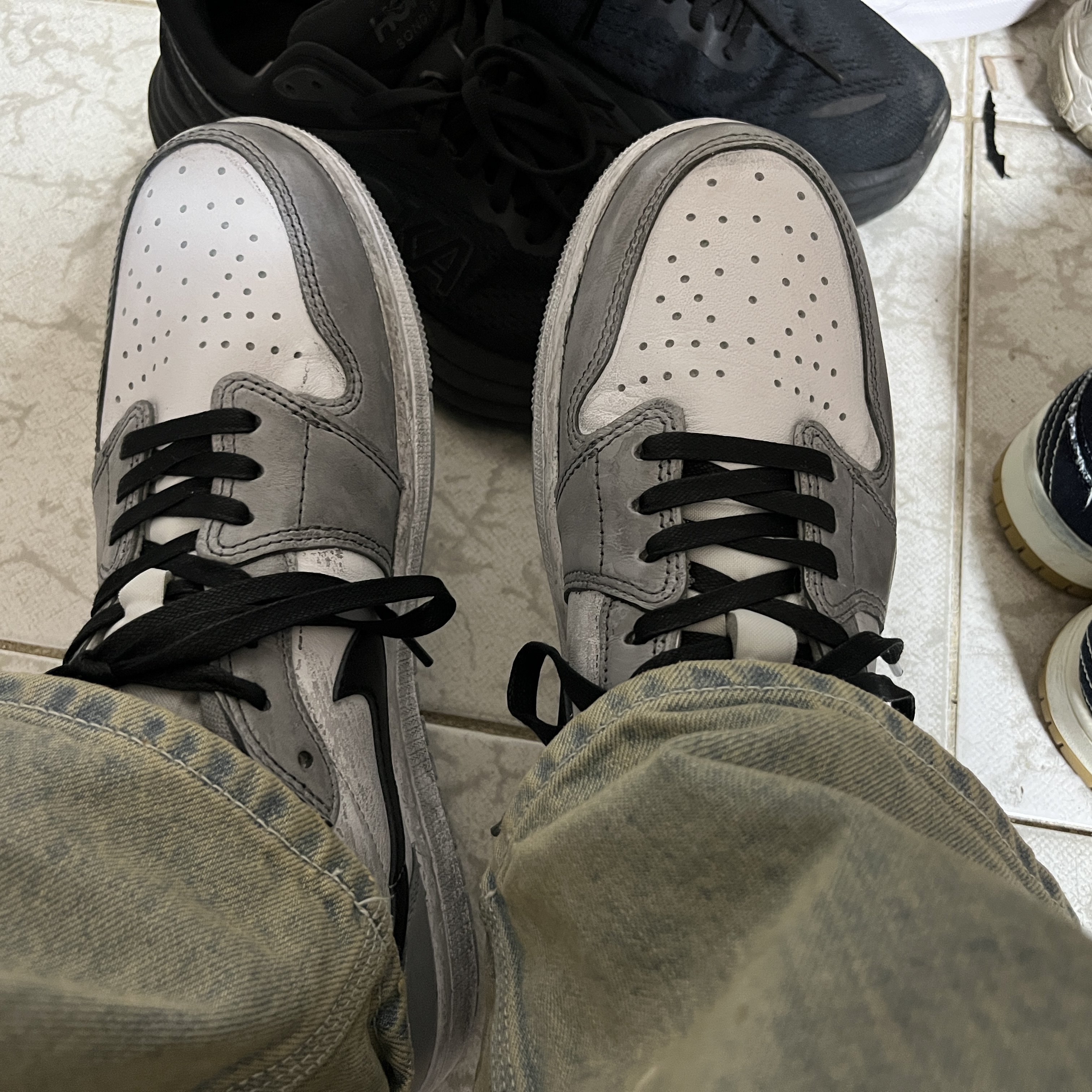 Jordan 1 Retro Low OG Wolf Grey and White 착용 스타일 - 2