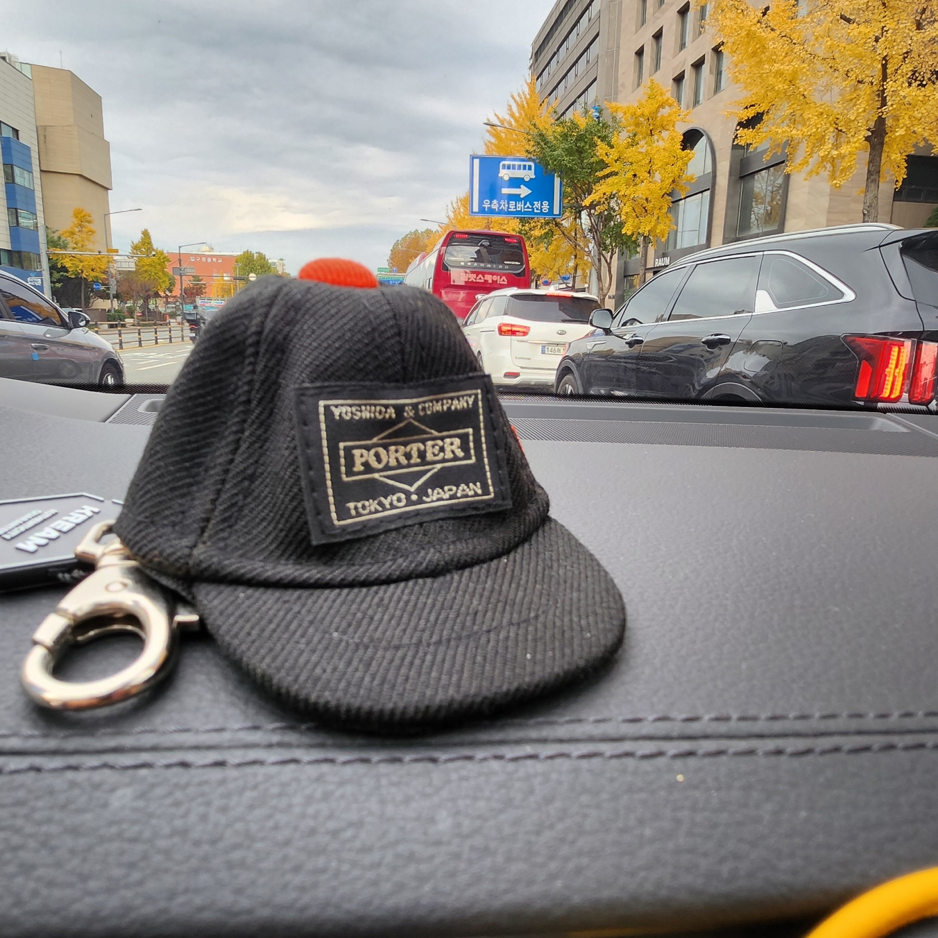 Porter x New Era Key Holder Black 착용 스타일