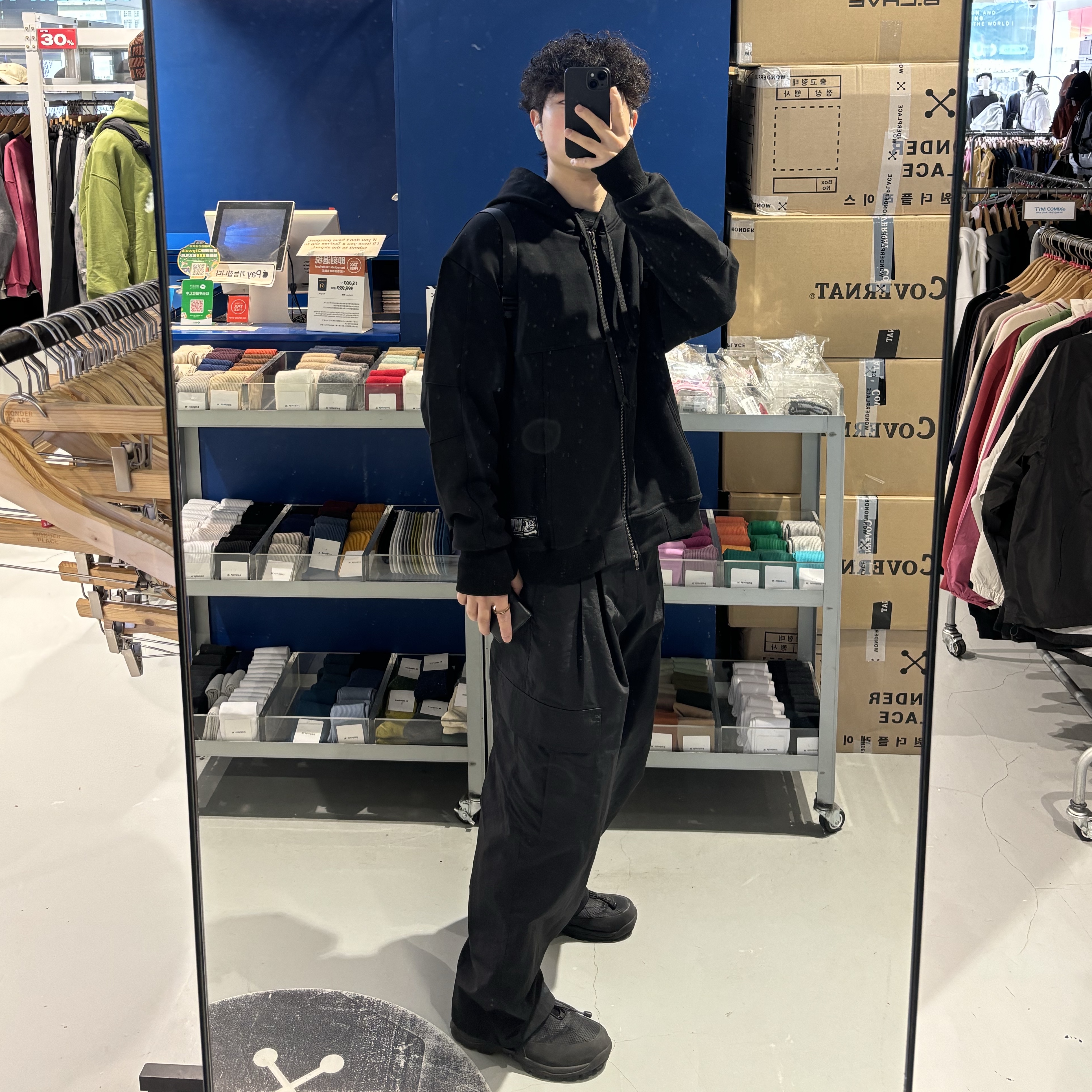 ETCE Prototype Finger Hole Hood Zip-Up Black 착용 스타일 - 1