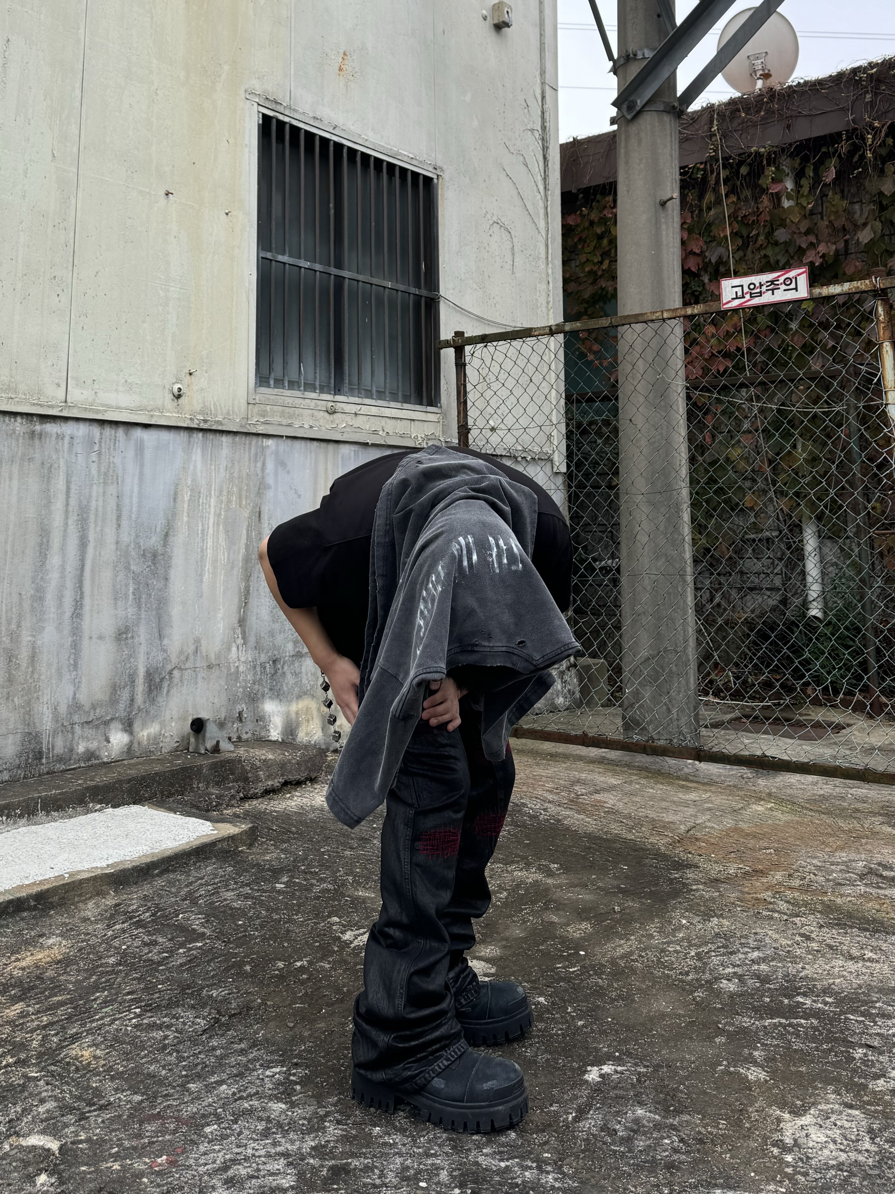 Balenciaga Combat Strike 20mm Boots Black, Undermycar x Emostanceclub Emoun Destroyed Cowhide Suede Red Stitch Denim Toreador - 23FW 착용 스타일 - 3