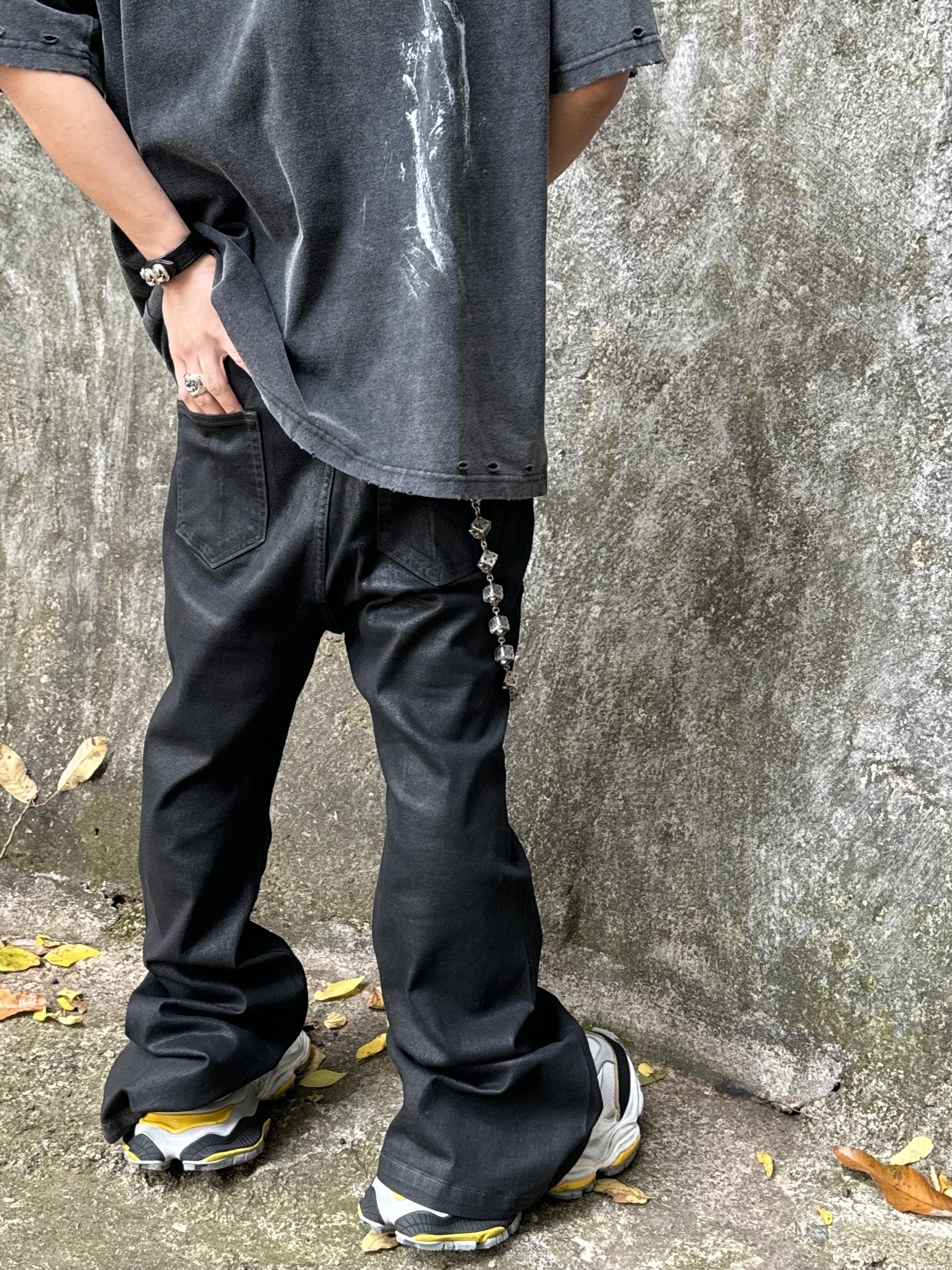 Awende Flare Denim Wax Jeans, Balenciaga Cargo Sneakers Grey Black Yellow 착용 스타일 - 4