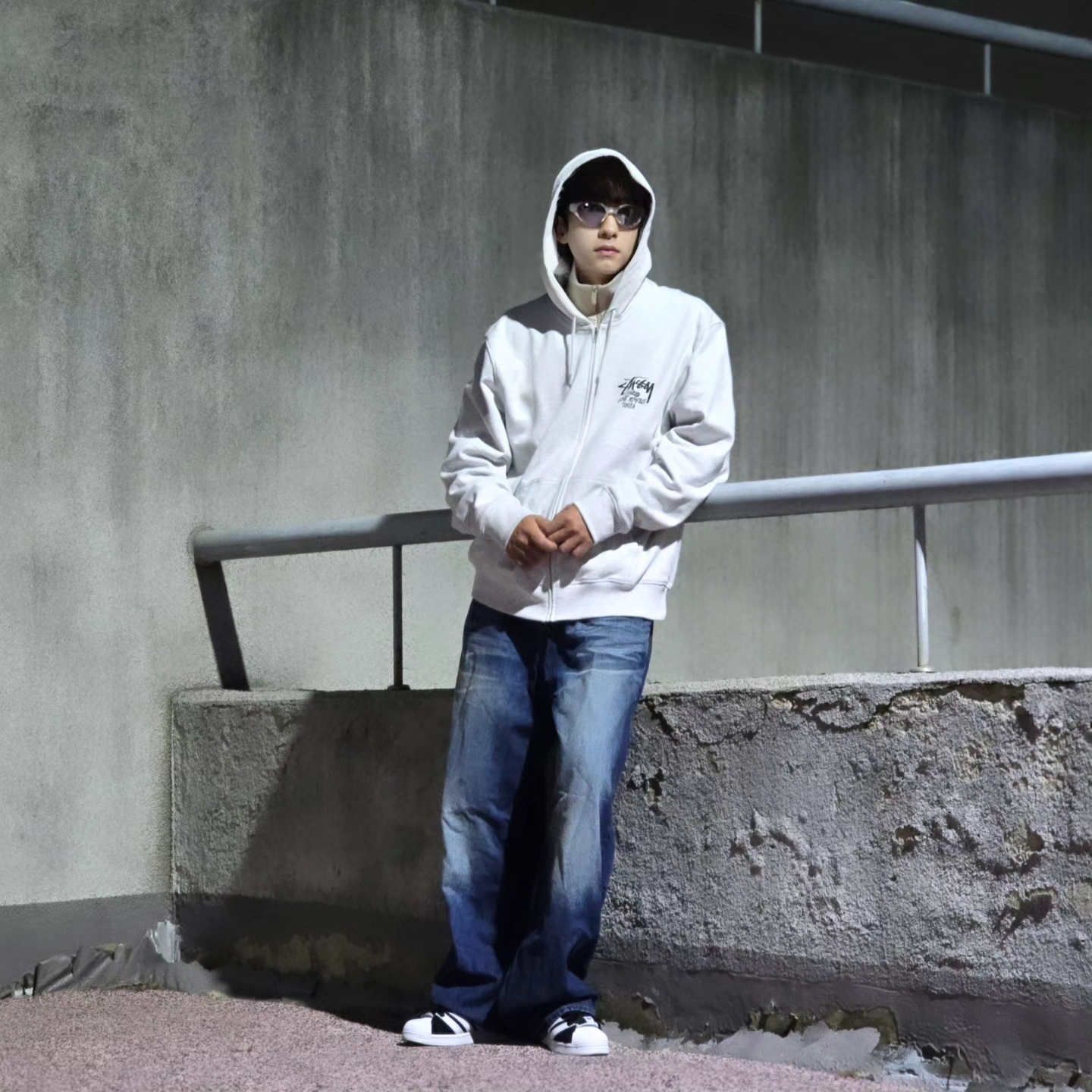 Stussy Stock DSM Ginza Zip Hoodie Ash Heather 2023, Adidas Superstar Supermodified Core Black Cloud White 착용 스타일 - 1