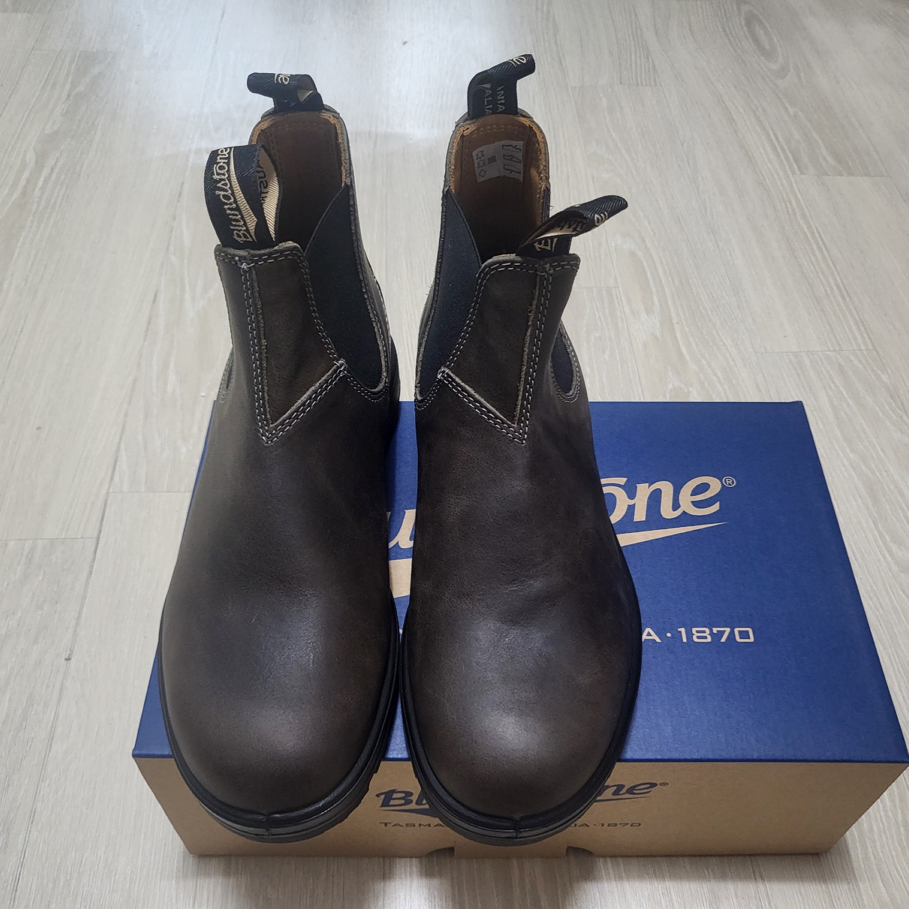 BLUNDSTONE Originals 1910 Chelsea Boots Steel Grey, Blundstone Classic 1478 Chelsea Boots Rustic Black 착용 스타일 - 2