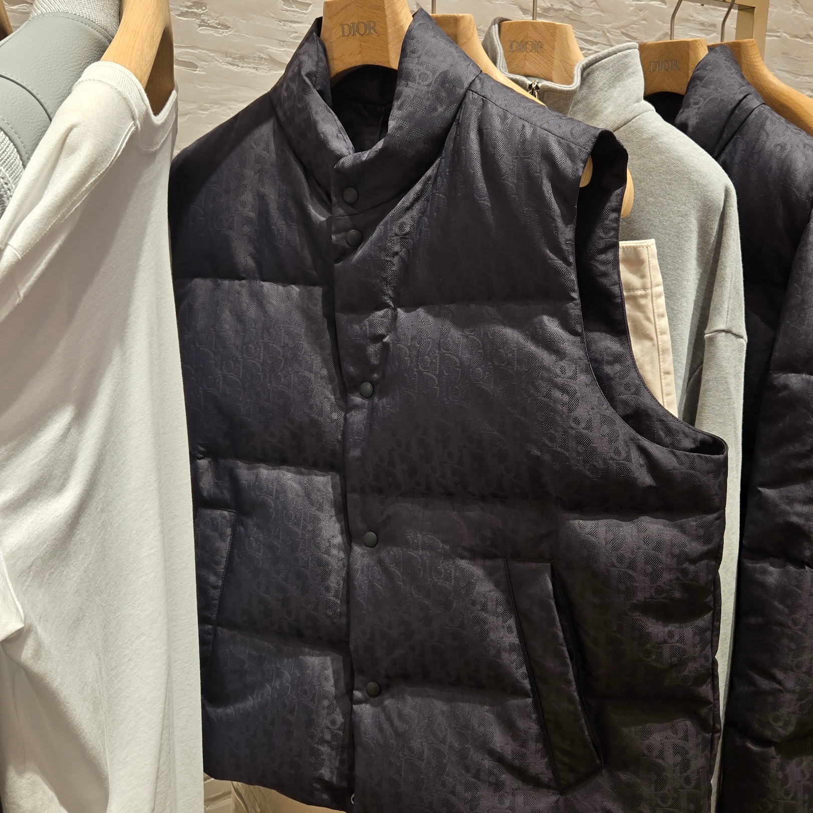 Dior Oblique Lightweight Puffer Vest Black Technical Jacquard 착용 스타일