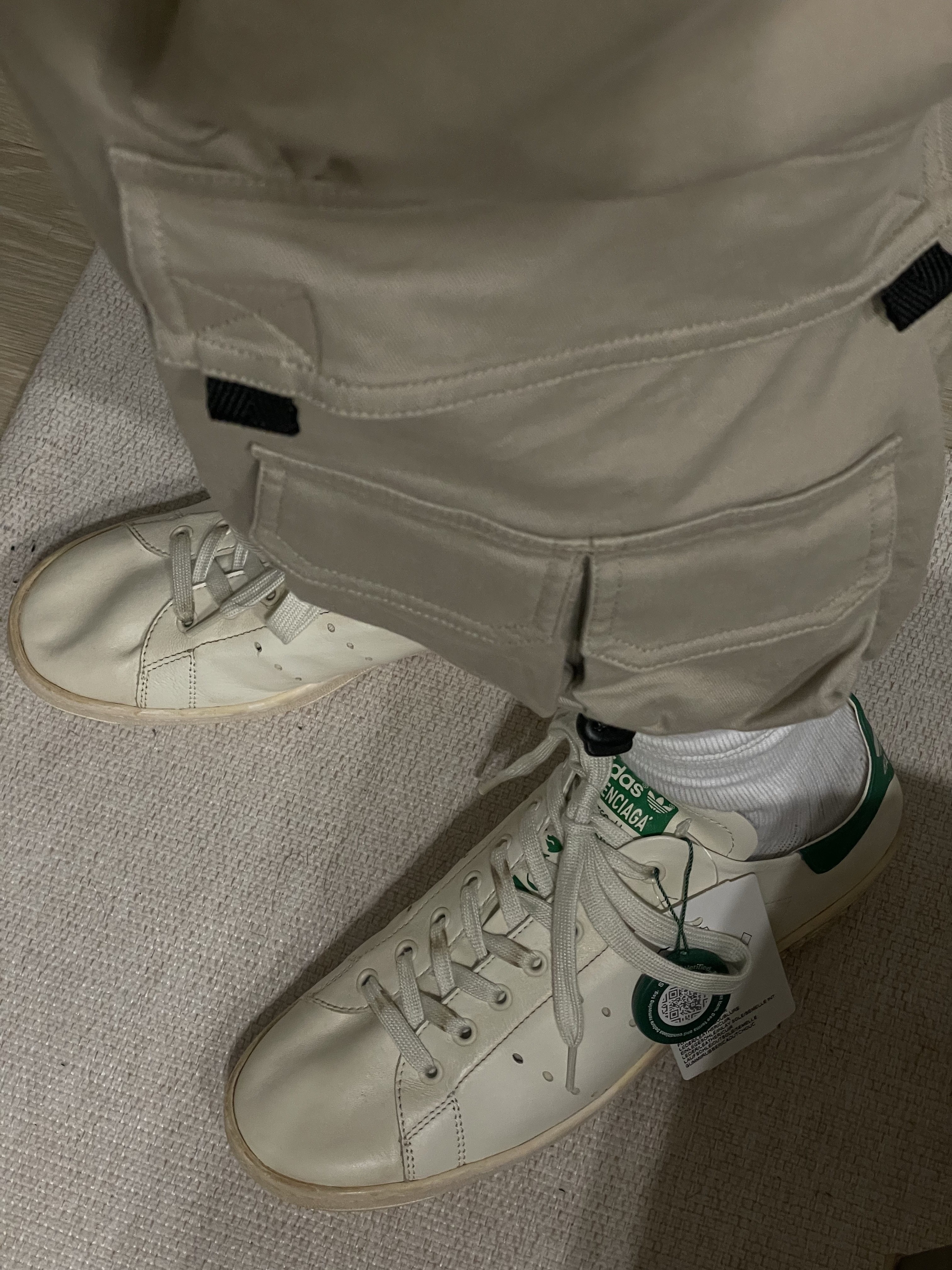 Balenciaga x Adidas Stan Smith Worn Out White Green 착용 스타일 - 2