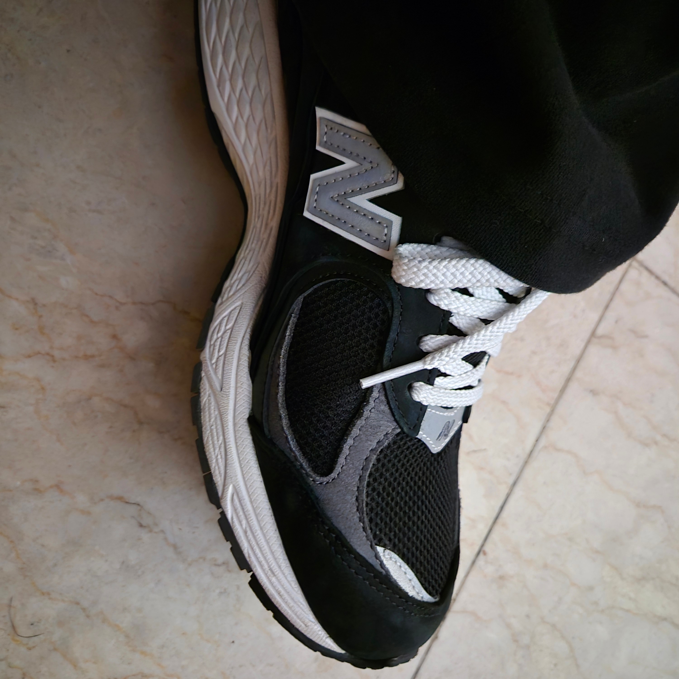 New Balance 2002R Premium Vintage Black 착용 스타일
