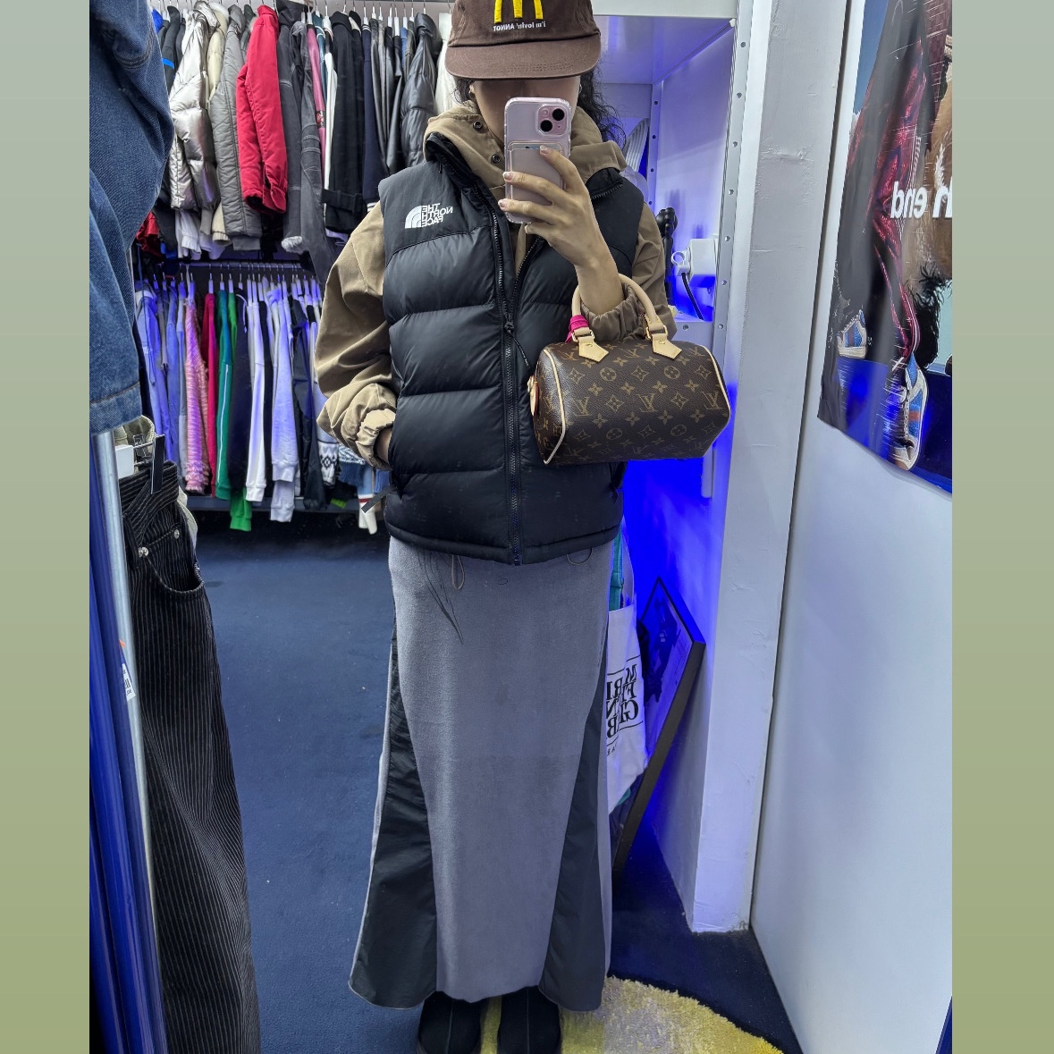 The North Face Nuptse On Ball Vest Black, Louis Vuitton Speedy Bandouliere 20 Monogram Beige 착용 스타일 - 1