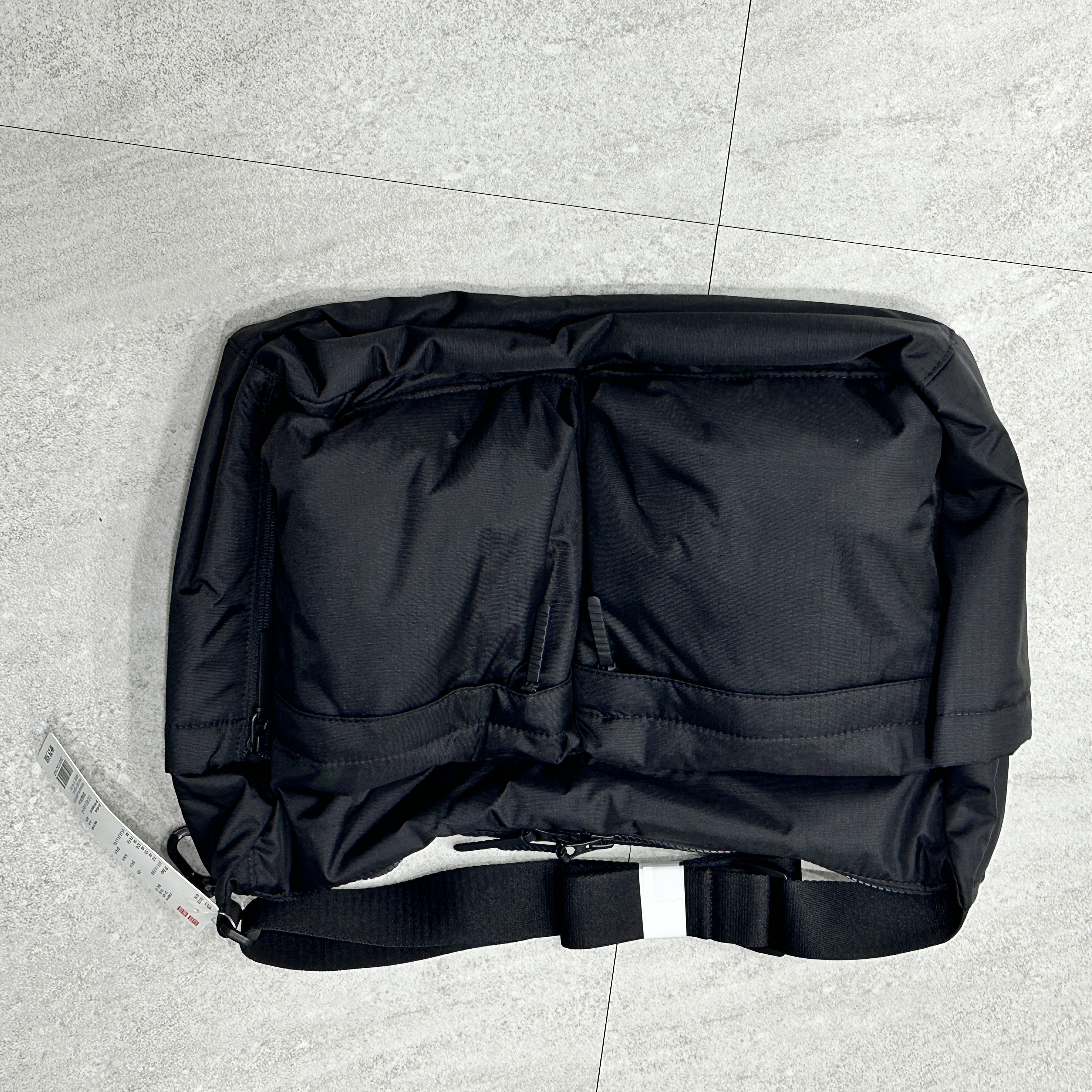Uniqlo Multi Pocket Shoulder Bag Black 착용 스타일