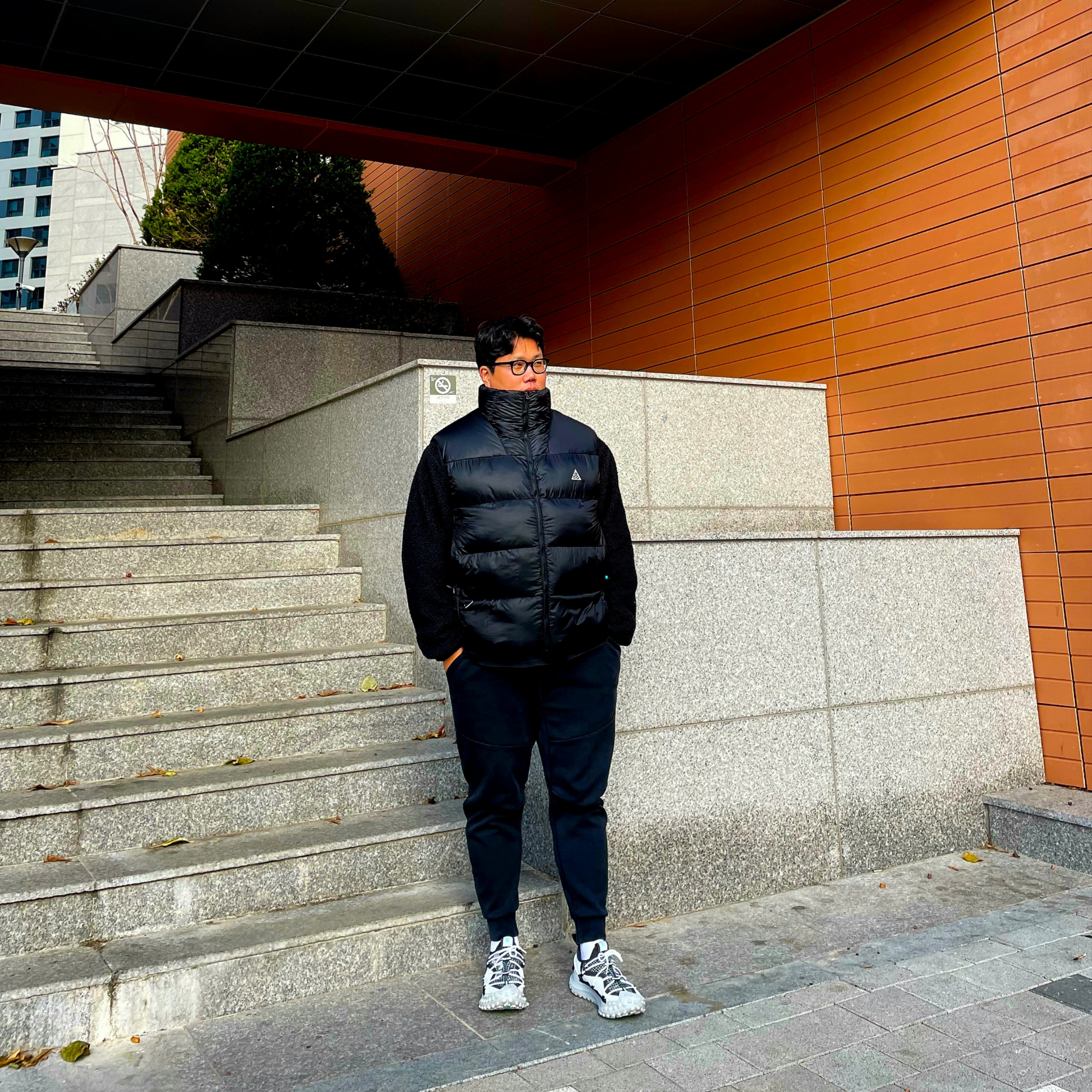 Nike ACG Mountain Fly Low SE White and Black, Nike ACG Therma-Fit ADV Lunar Lake Puffer Vest Black - US/EU 착용 스타일
